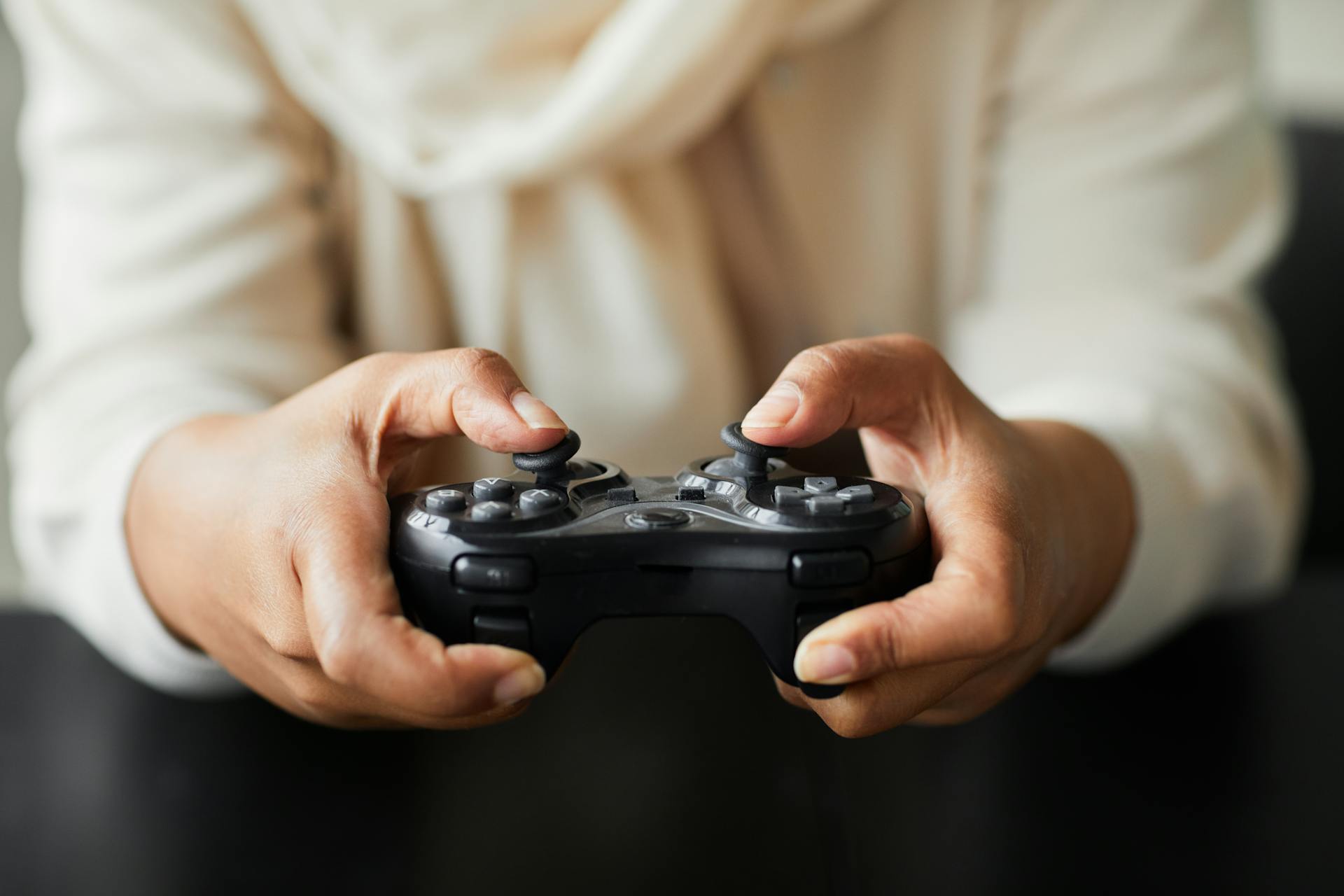 Un homme tenant une manette | Source : Pexels