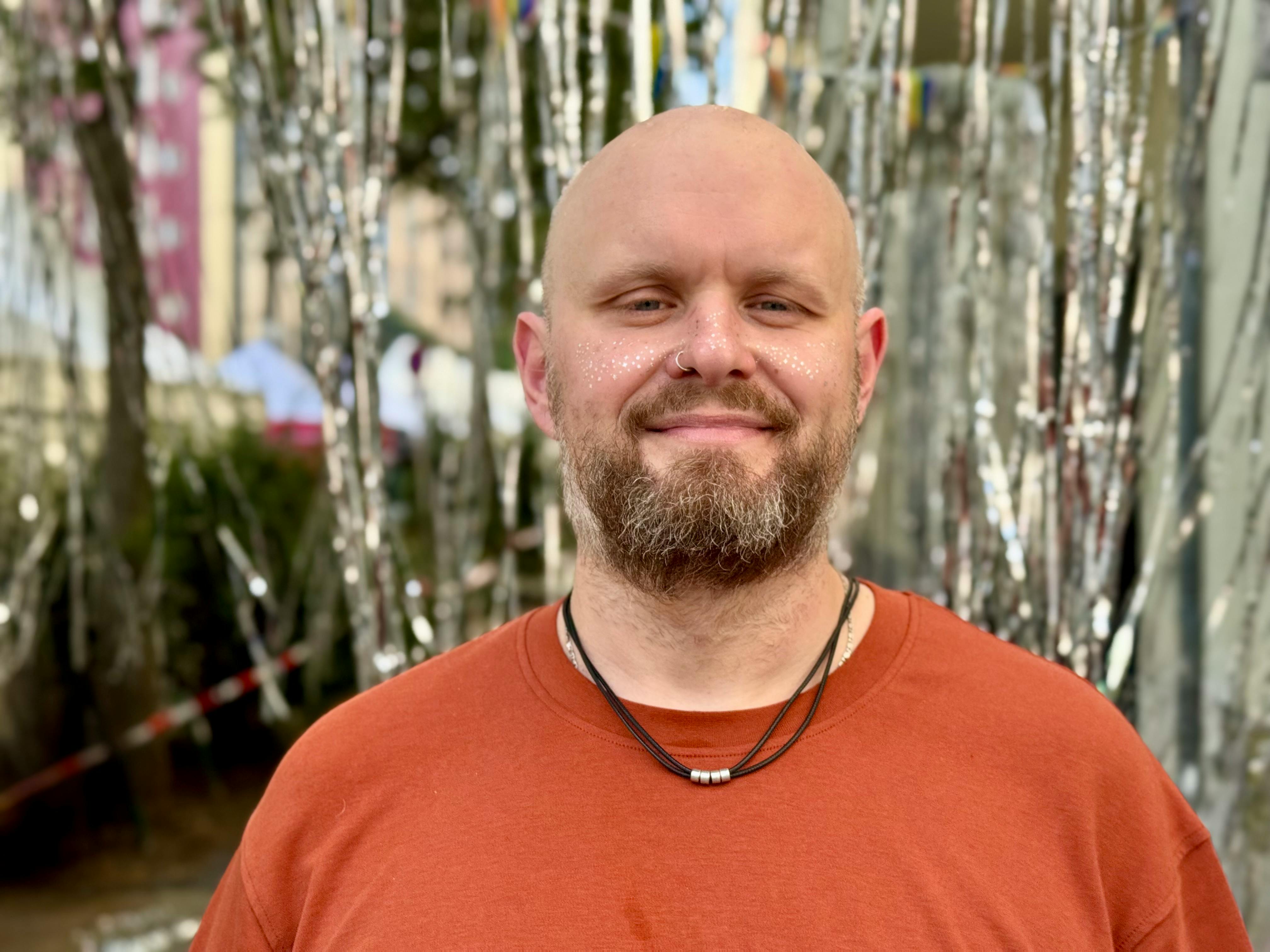 Un homme souriant | Source : Pexels