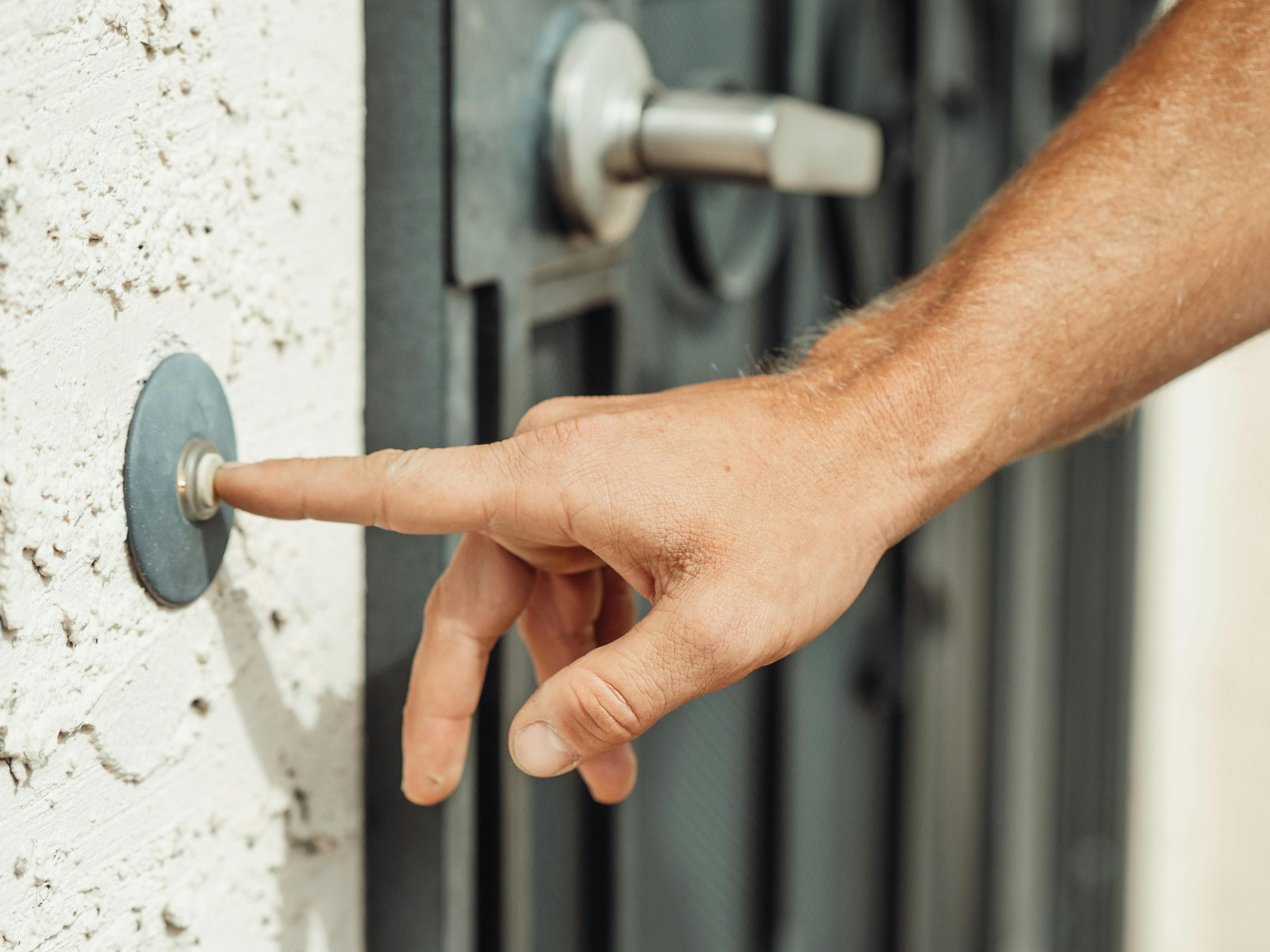 Une personne qui sonne à une porte | Source : Pexels
