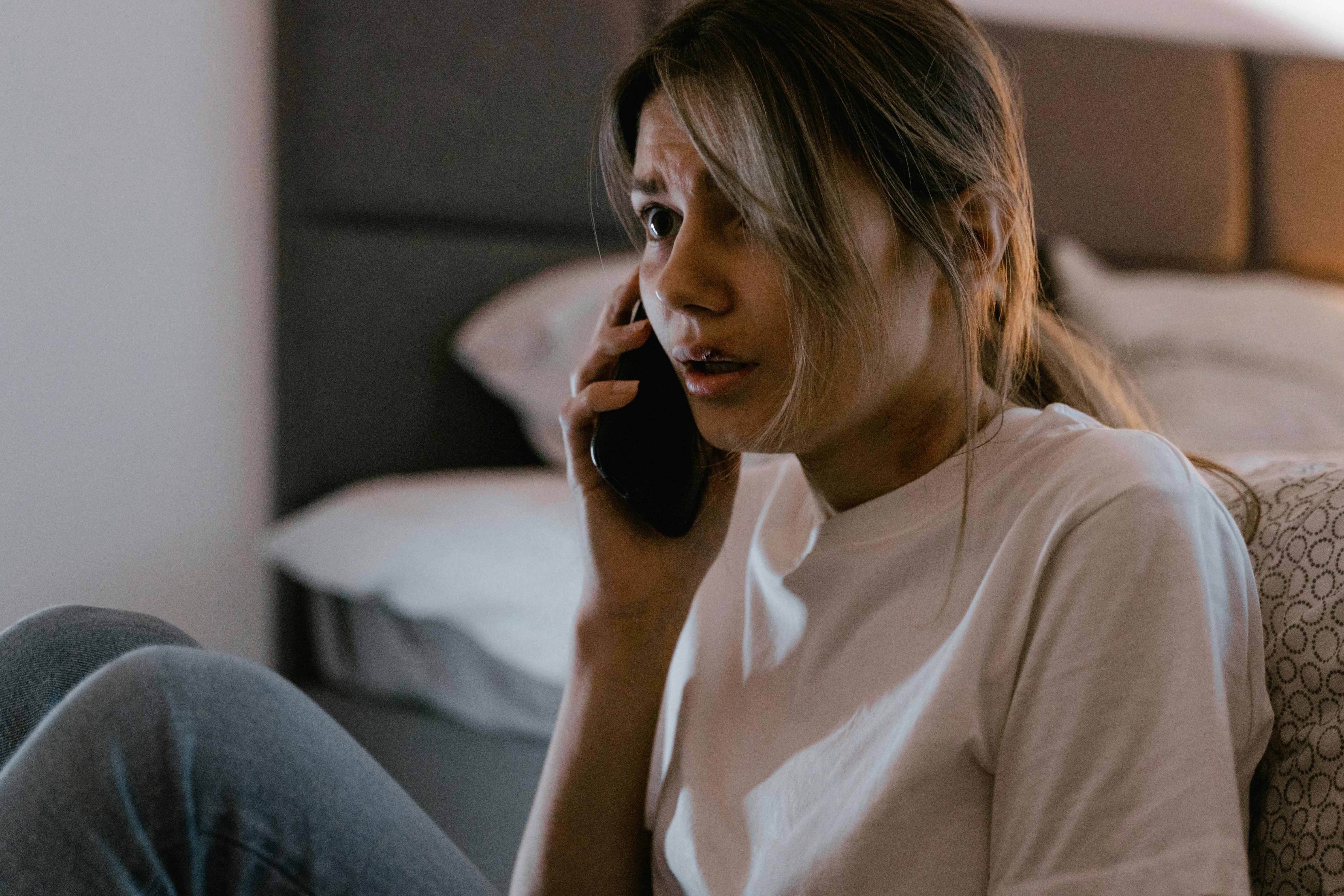 Une femme bouleversée lors d'un appel | Source : Pexels