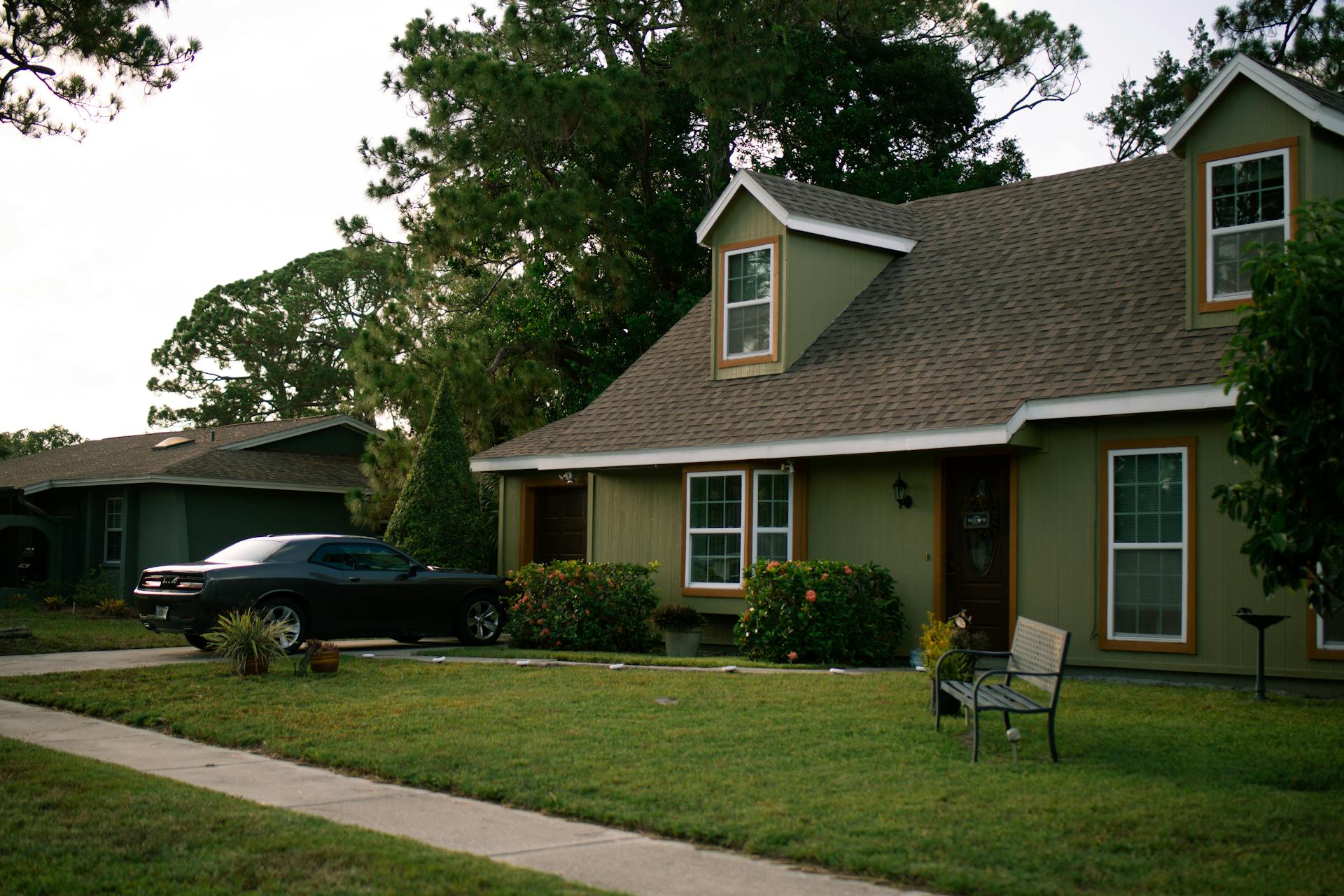 Une voiture garée dans l'allée d'une maison | Source : Pexels