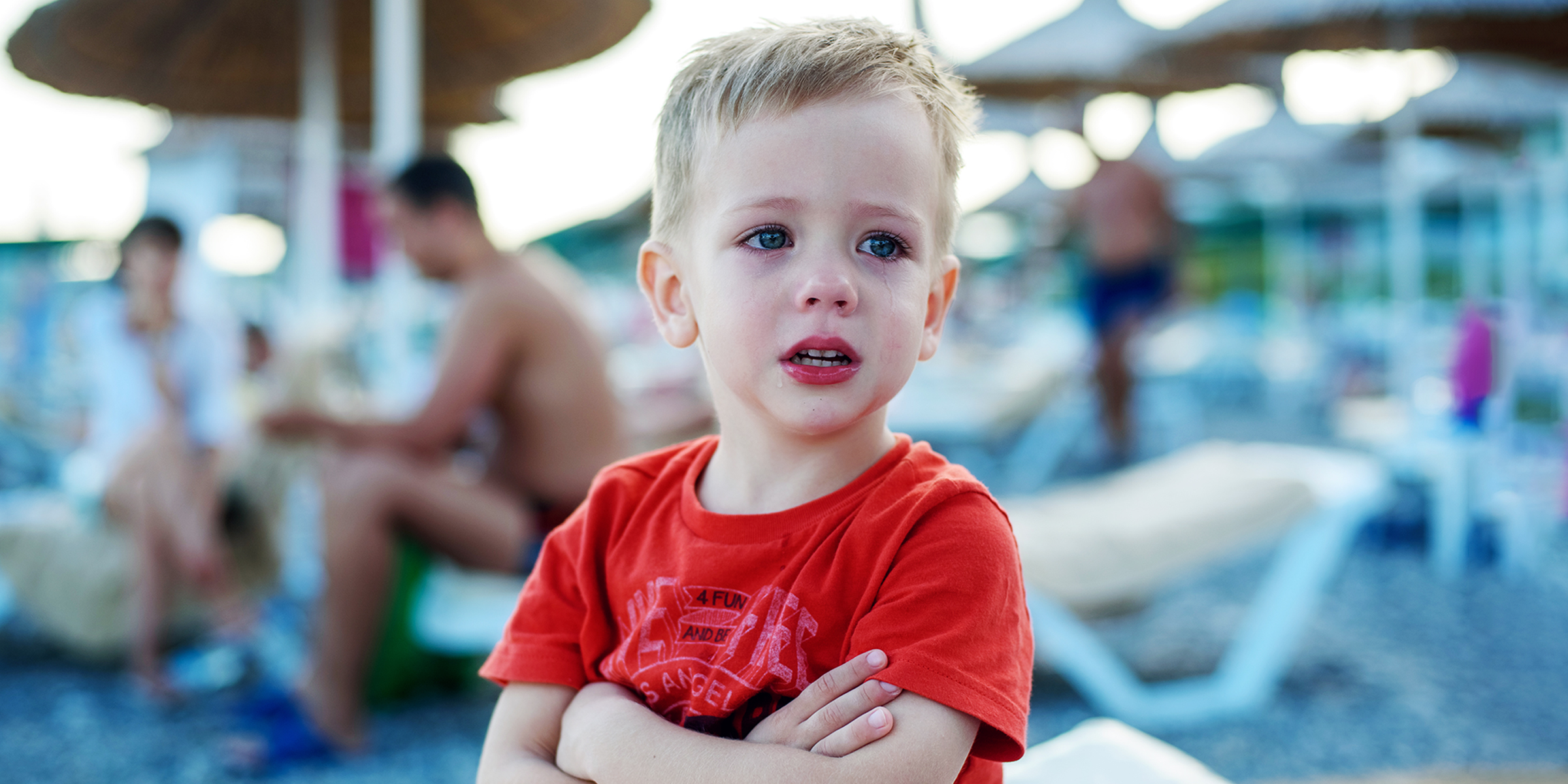Un garçon qui pleure sur une plage | Source : Shutterstock
