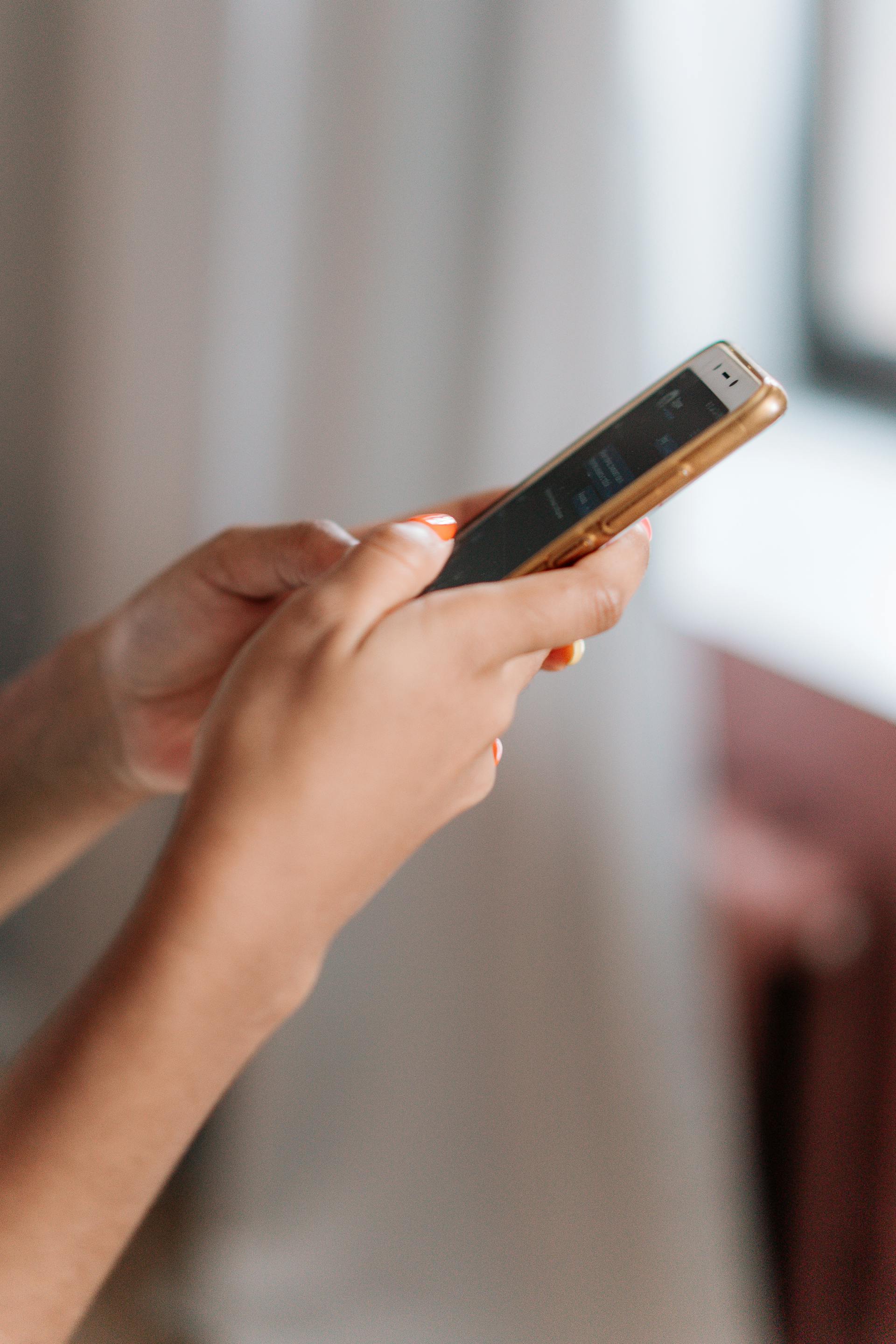 Gros plan sur une femme tenant un téléphone | Source : Pexels
