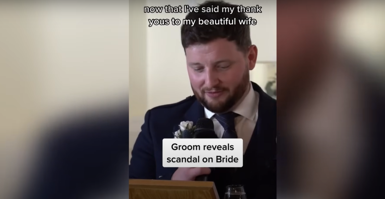 Ian Young prononce son discours lors de son mariage | Source : YouTube / Daily Record