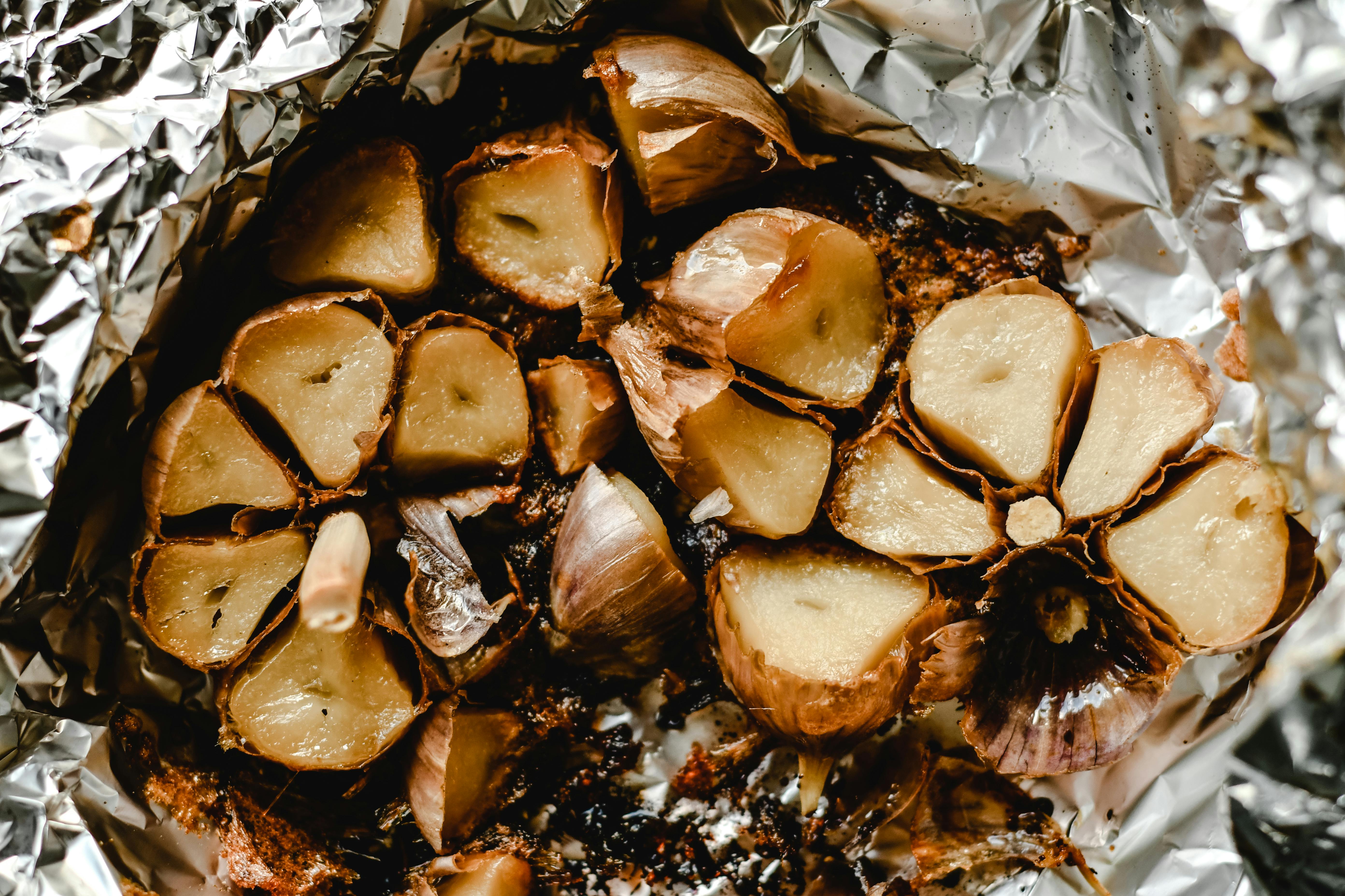 Ail rôti enveloppé dans du papier d'aluminium | Source : Pexels
