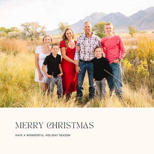 Réunis dans un champ baigné de soleil, avec les montagnes en toile de fond, tous les membres de la famille Long ont posé pour une carte de Noël festive. Aujourd’hui, ce message chaleureux de fin d’année nous rappelle avec émotion la vie qu’ils partageaient avant que la tragédie ne frappe. | Source : Facebook/katrina.g.long