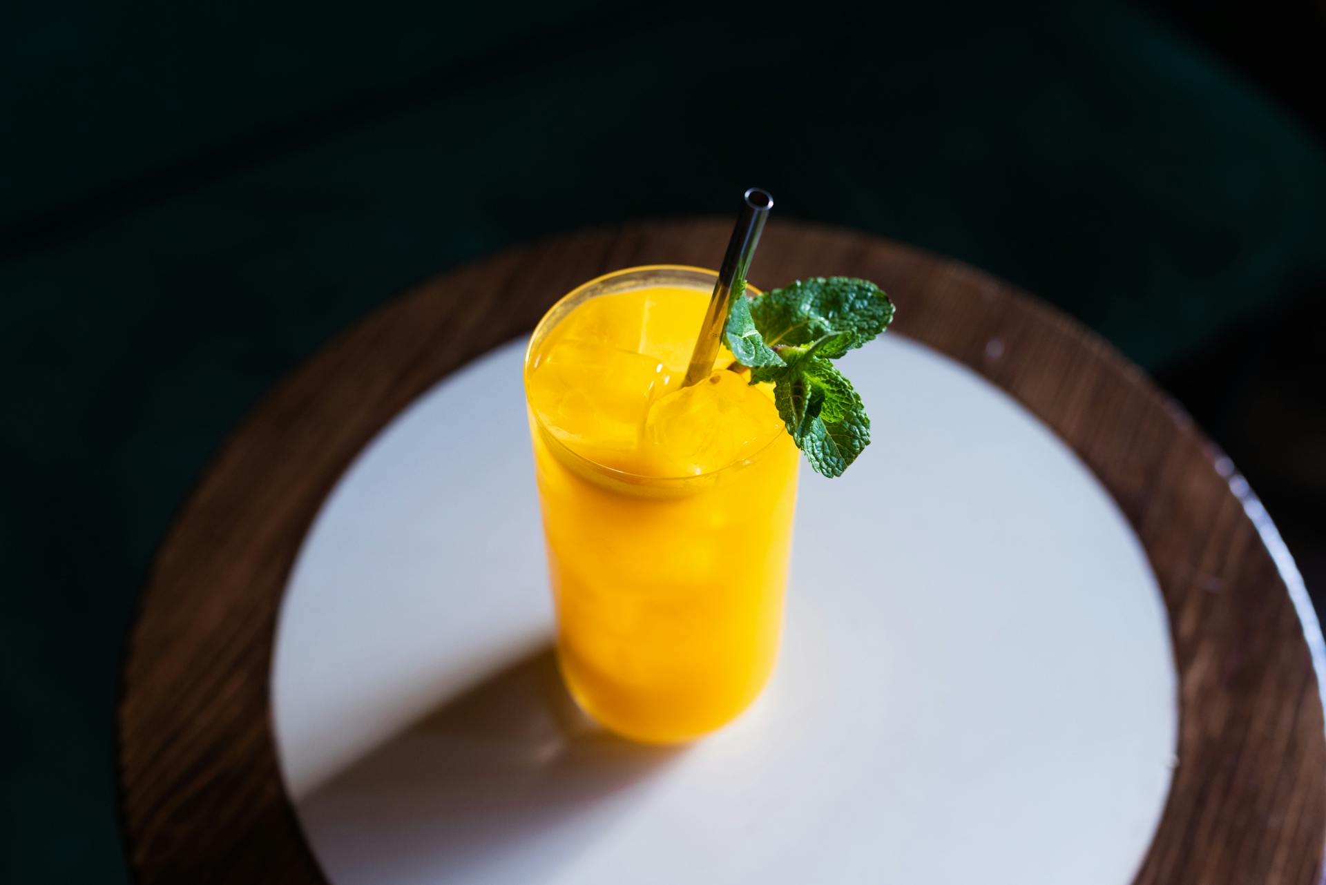 Un verre de boisson glacée sur une table | Source : Pexels