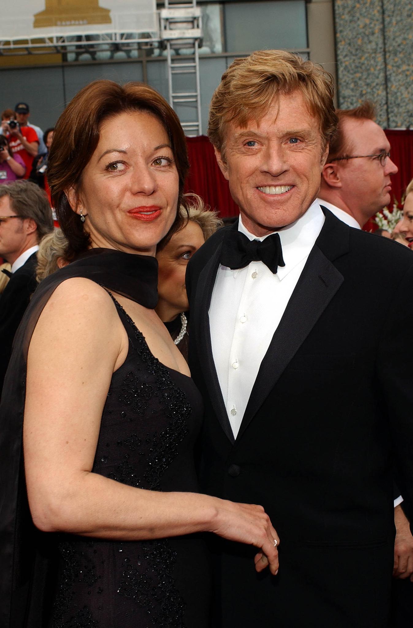 Sibylle Szaggars et Robert Redford lors de la 74e cérémonie des Oscars le 24 mars 2002. | Source : Getty Images