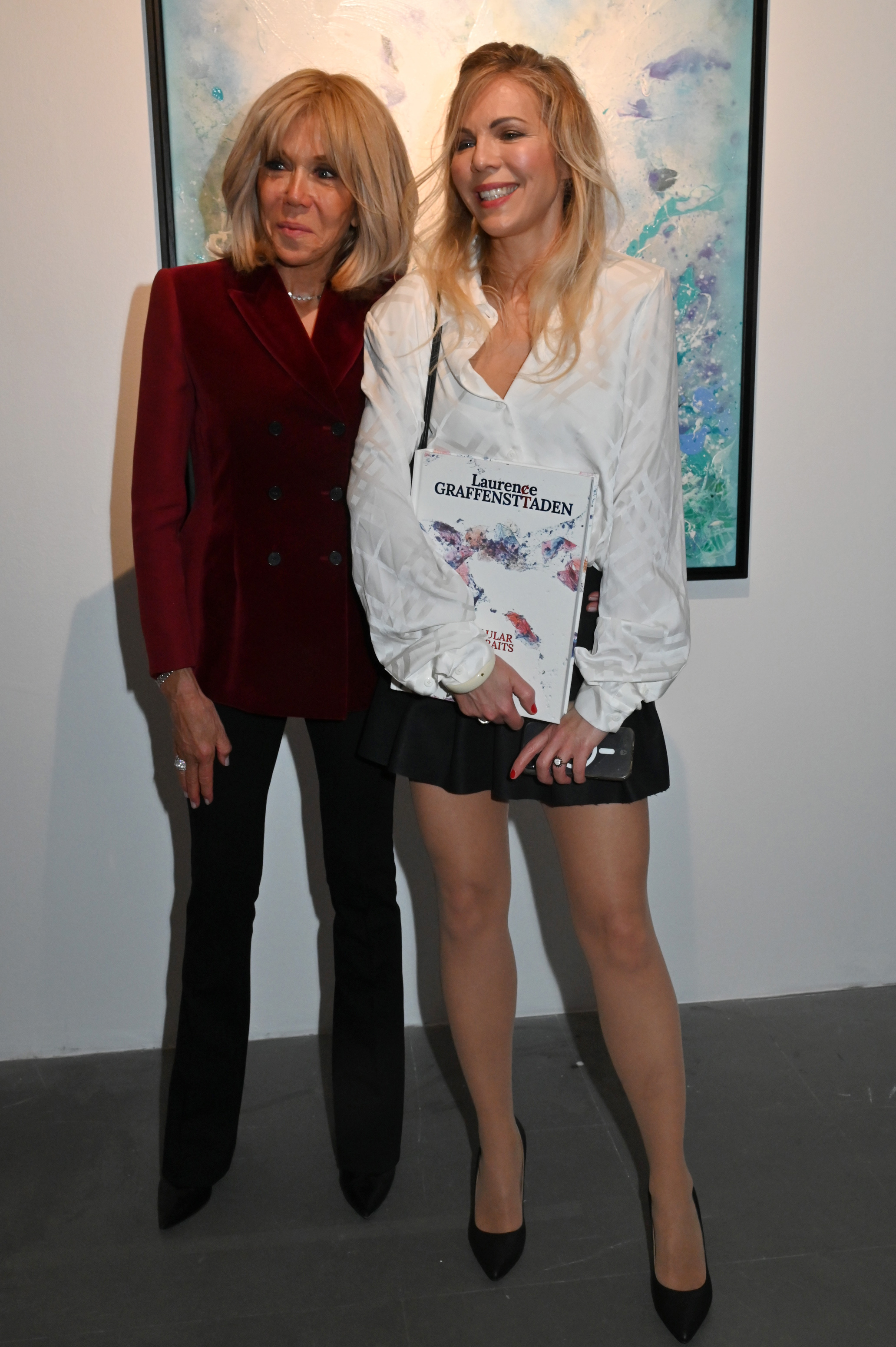 Brigitte Macron et sa fille, la peintre Laurence Auziere Jourdan, assistent au vernissage "Nos Arts Nos Coups De Coeur" de Danhoo et Laurence Graffensttaden à la galerie A2Z, le 29 avril 2025 à Paris, en France I Source Getty Images