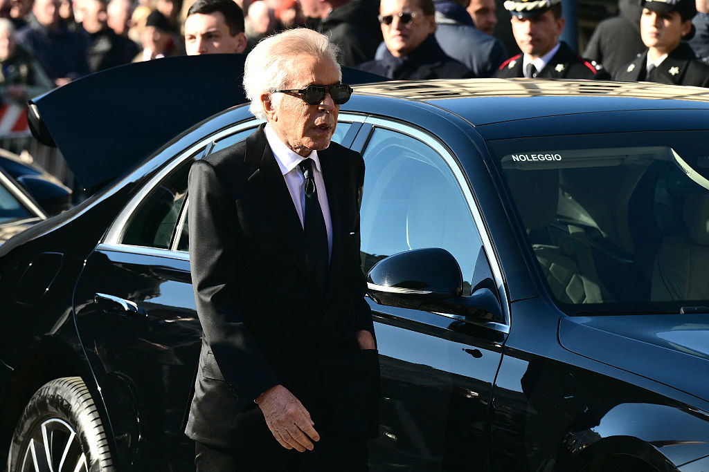 L'homme d'affaires italien Giancarlo Giammetti arrive à la cérémonie funéraire du défunt créateur de mode italien Valentino Gavarani à la basilique Santa Maria degli Angeli e dei Martiri, à Rome, le 23 janvier 2026 I Source : Getty Images