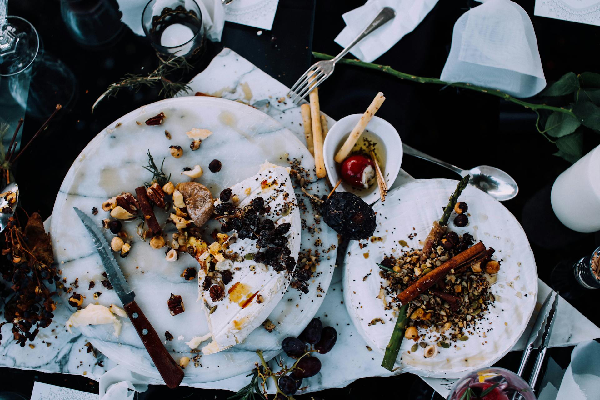 Assiettes avec des restes de nourriture | Source : Pexels