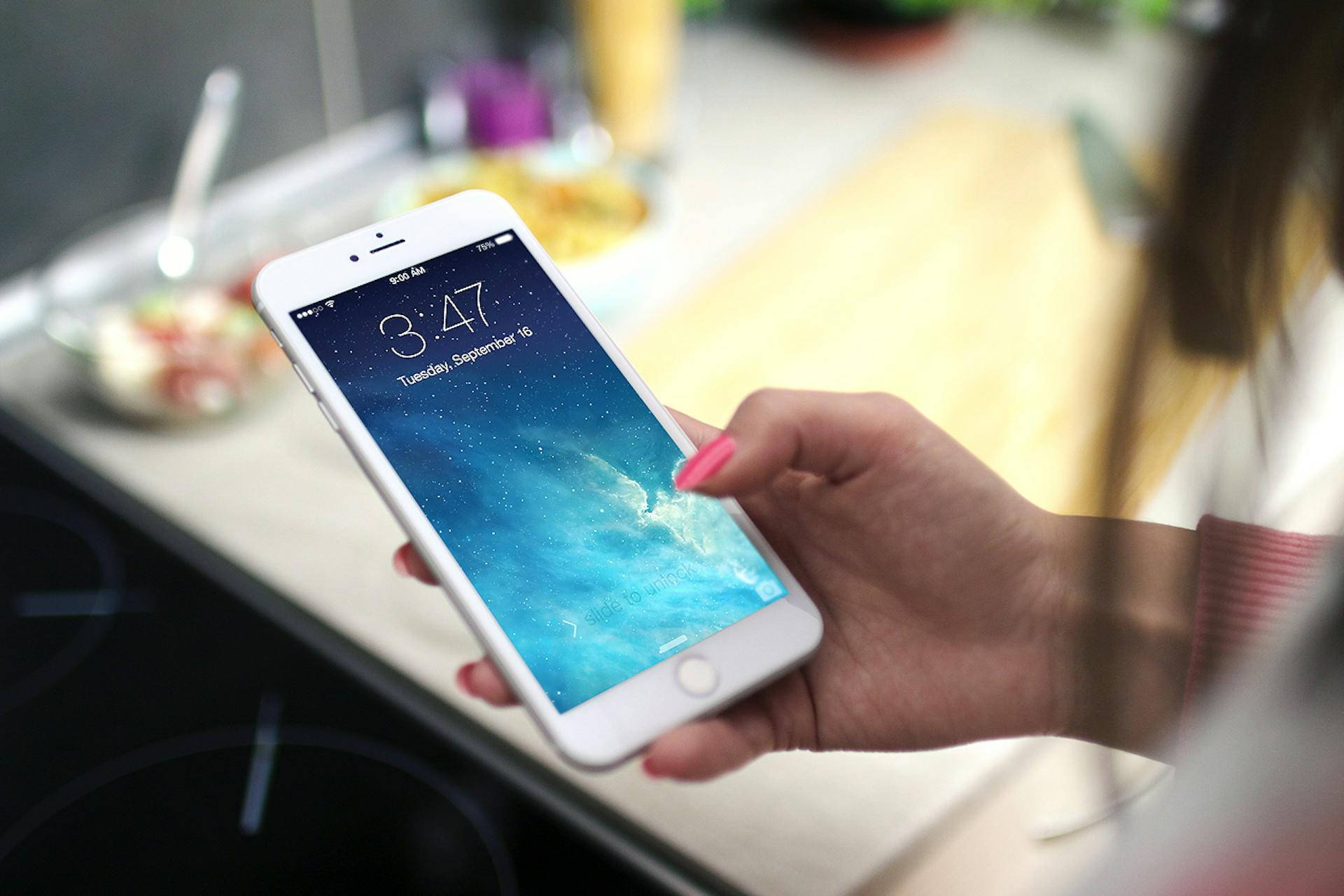 Une femme tenant un téléphone portable | Source : Pexels