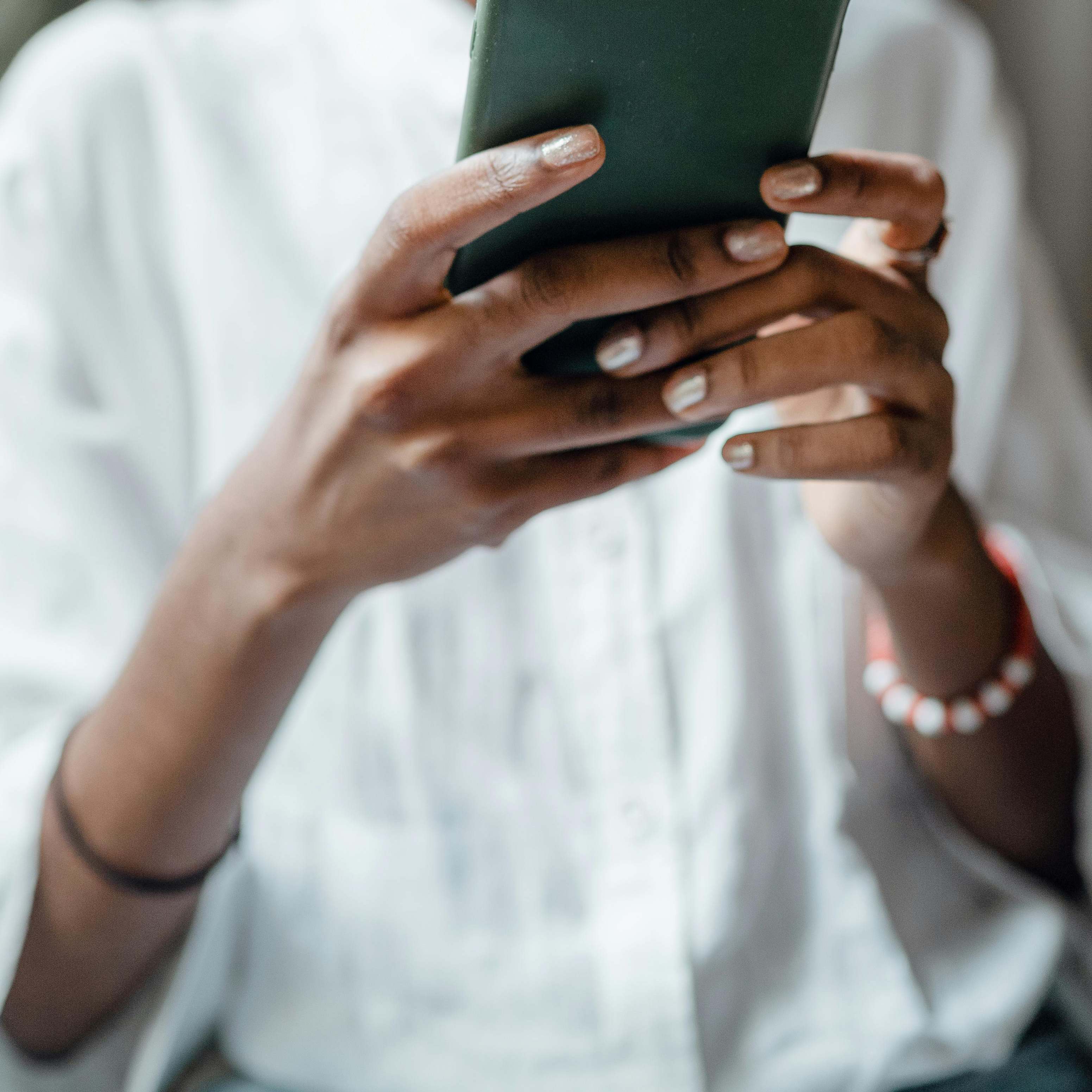 Une femme prenant un téléphone portable | Source : Pexels
