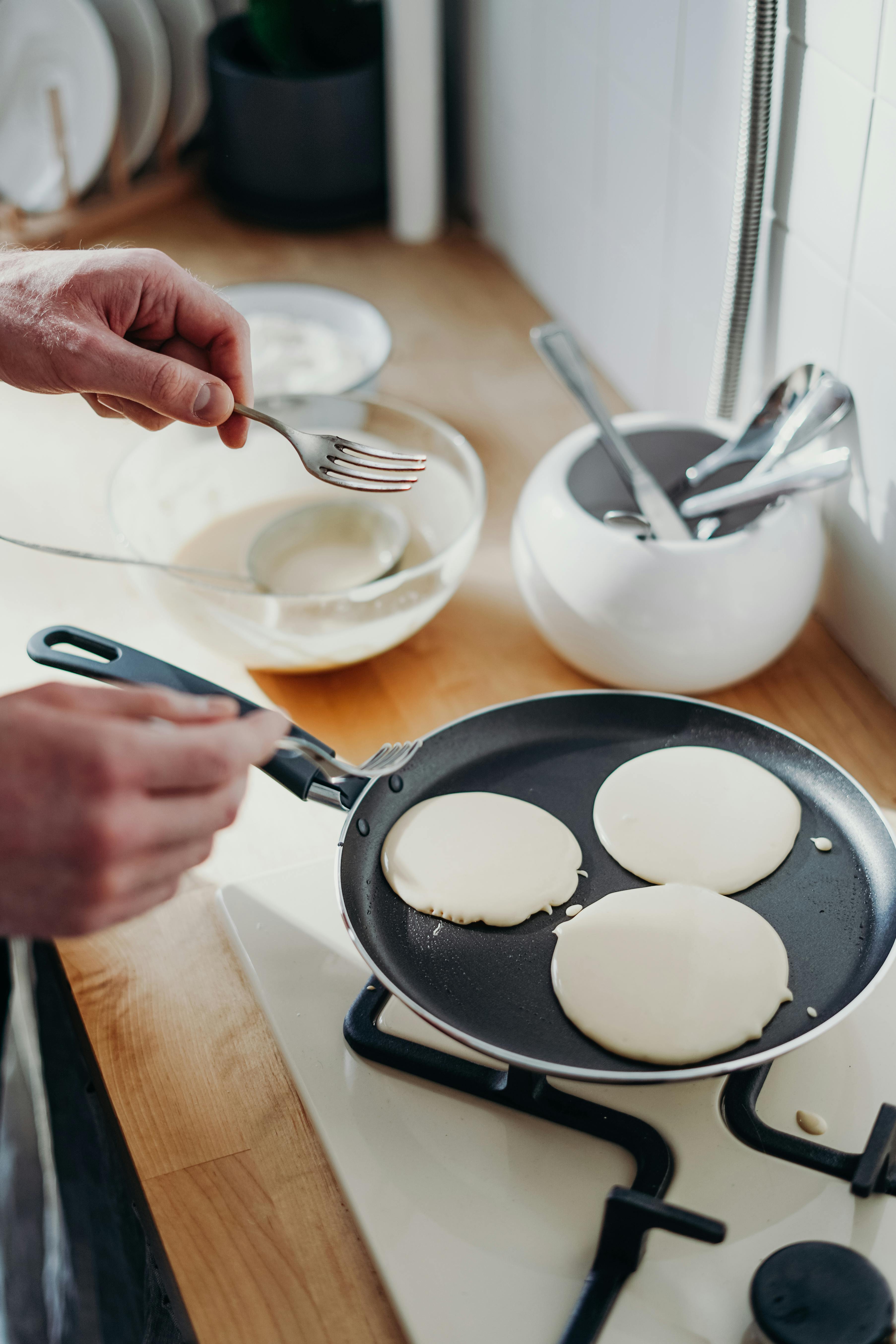 Un homme qui prépare des crêpes | Source : Pexels