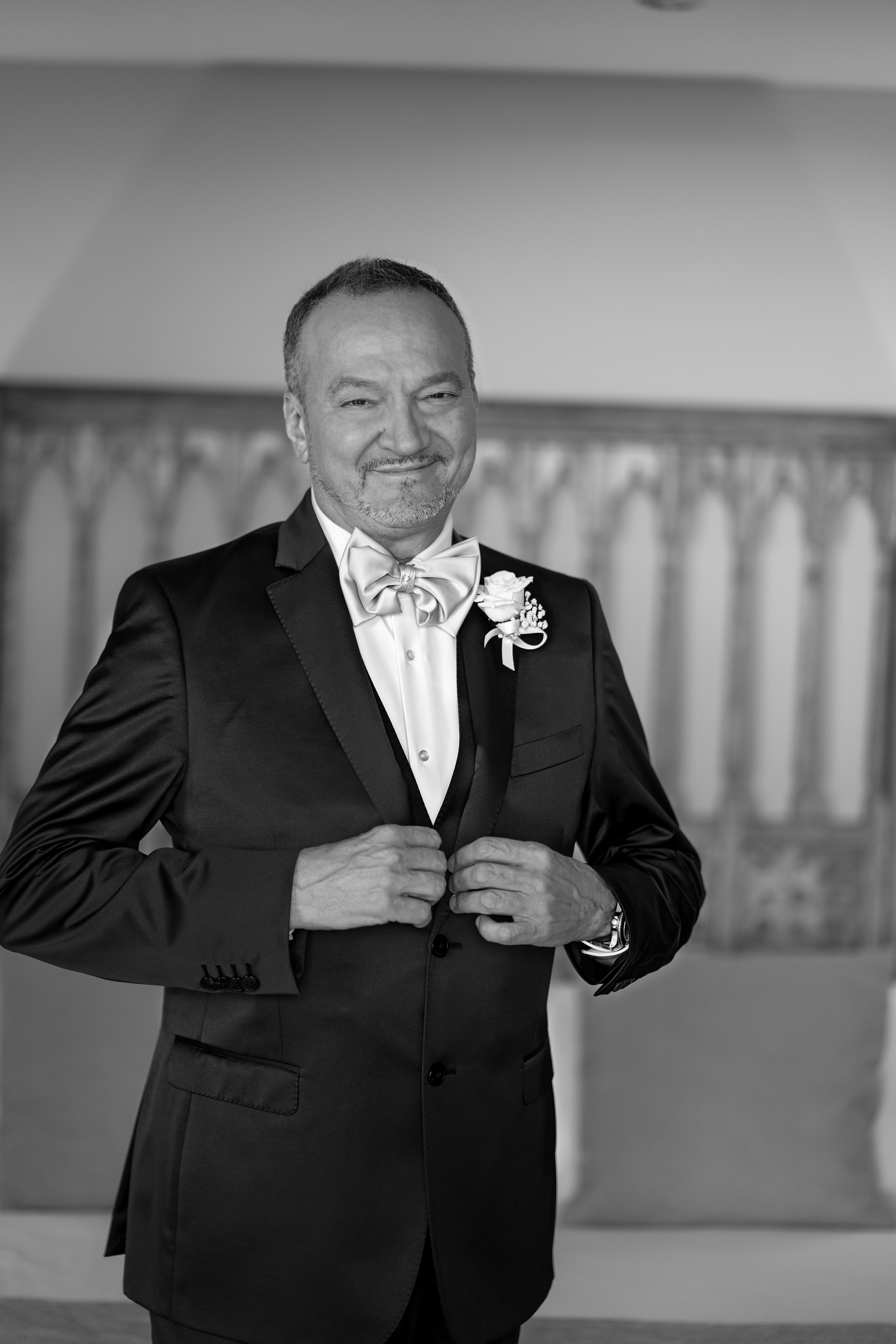 Un homme en costume légèrement souriant | Source : Unsplash