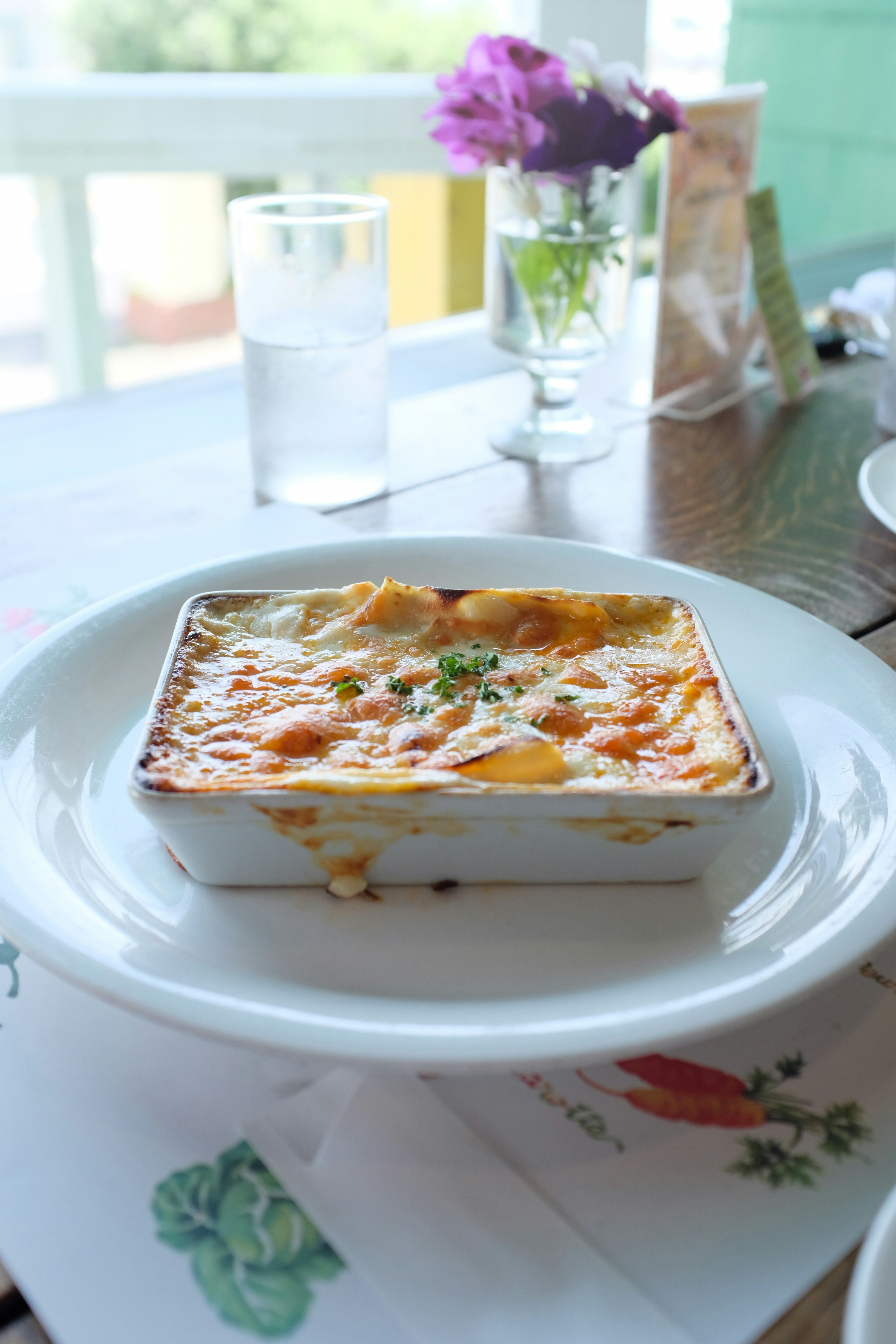 Une casserole de lasagnes sur une table | Source : Unsplash
