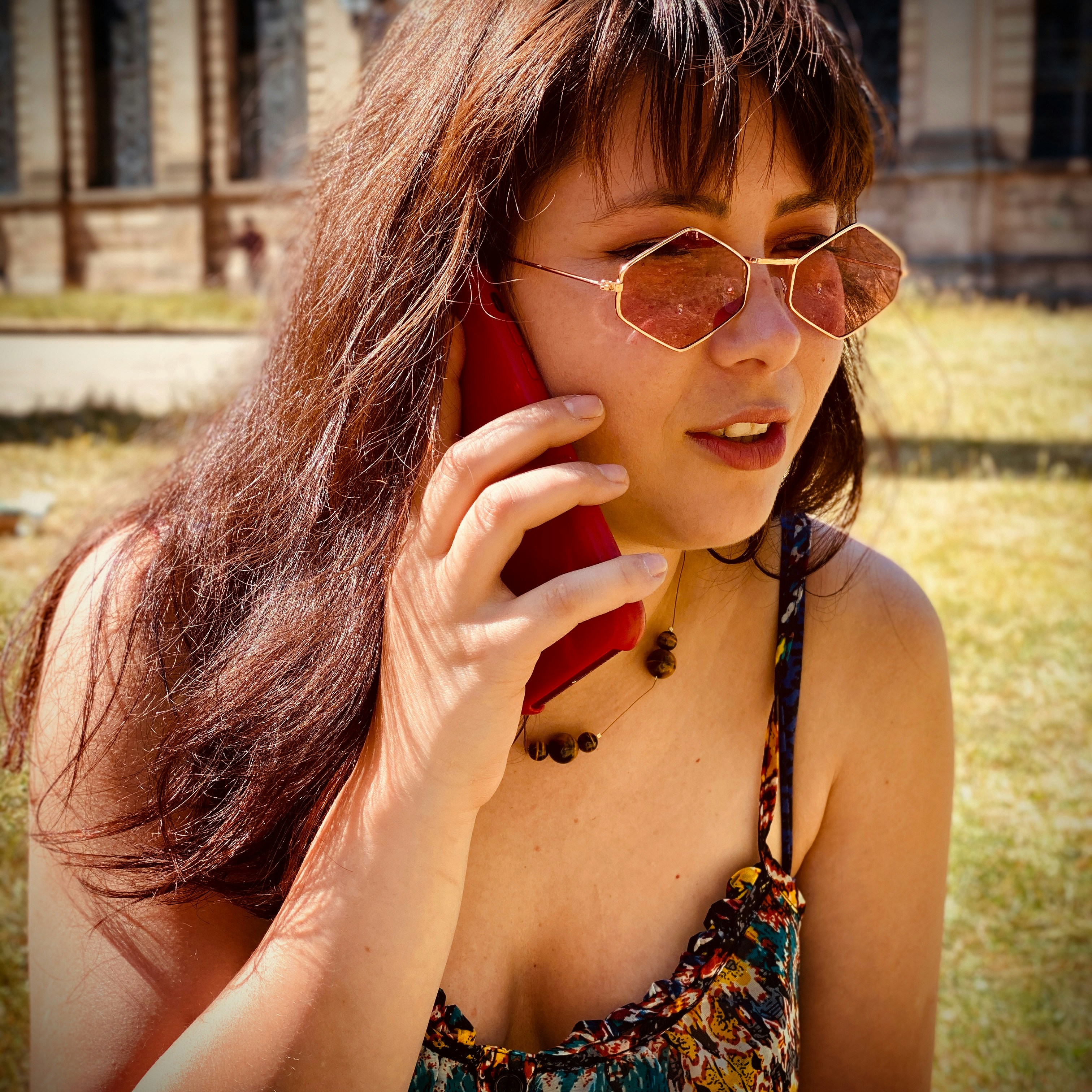 Une fille sérieuse sur un appel | Source : Unsplash