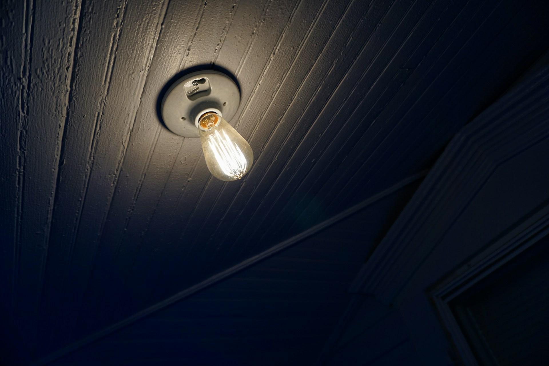 Une ampoule sur un plafond | Source : Unsplash