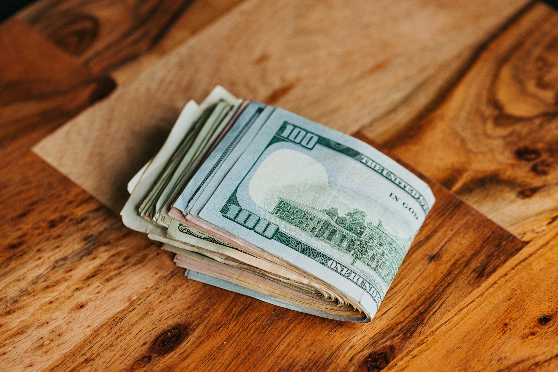 Billets de banque sur une surface en bois | Source : Unsplash