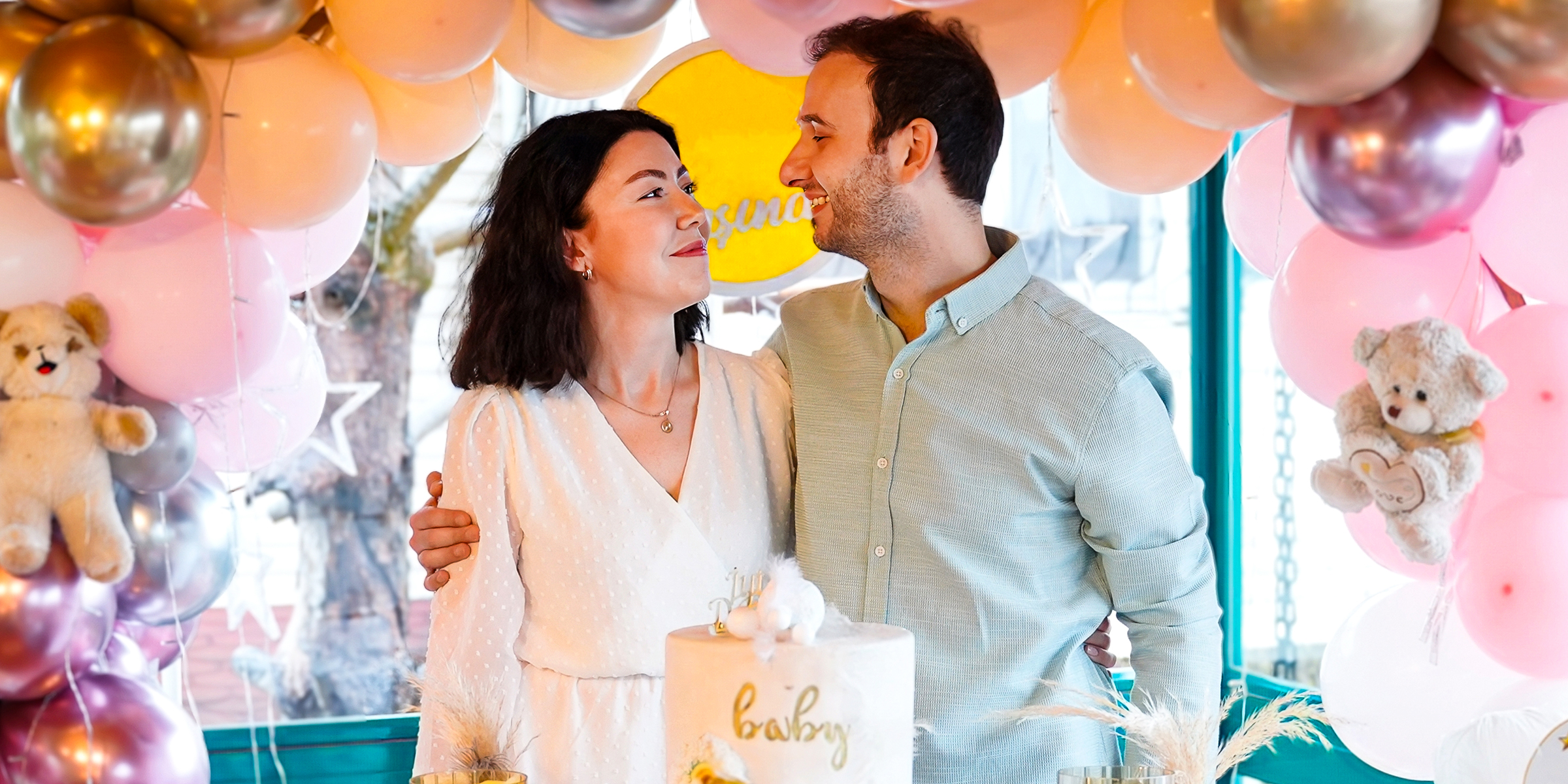 Un couple de femmes enceintes lors de leur fête prénatale | Source : Shutterstock