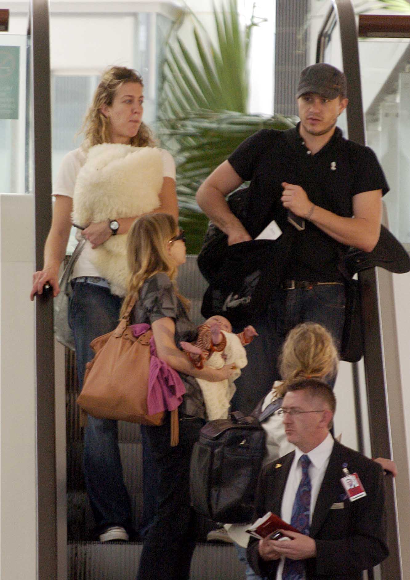 Heath Ledger avec sa femme Michelle Williams et sa fille Matilda Rose Ledger se dirige vers la maison de New York le 14 janvier 2006 à Sydney, Australie | Source : Getty Images