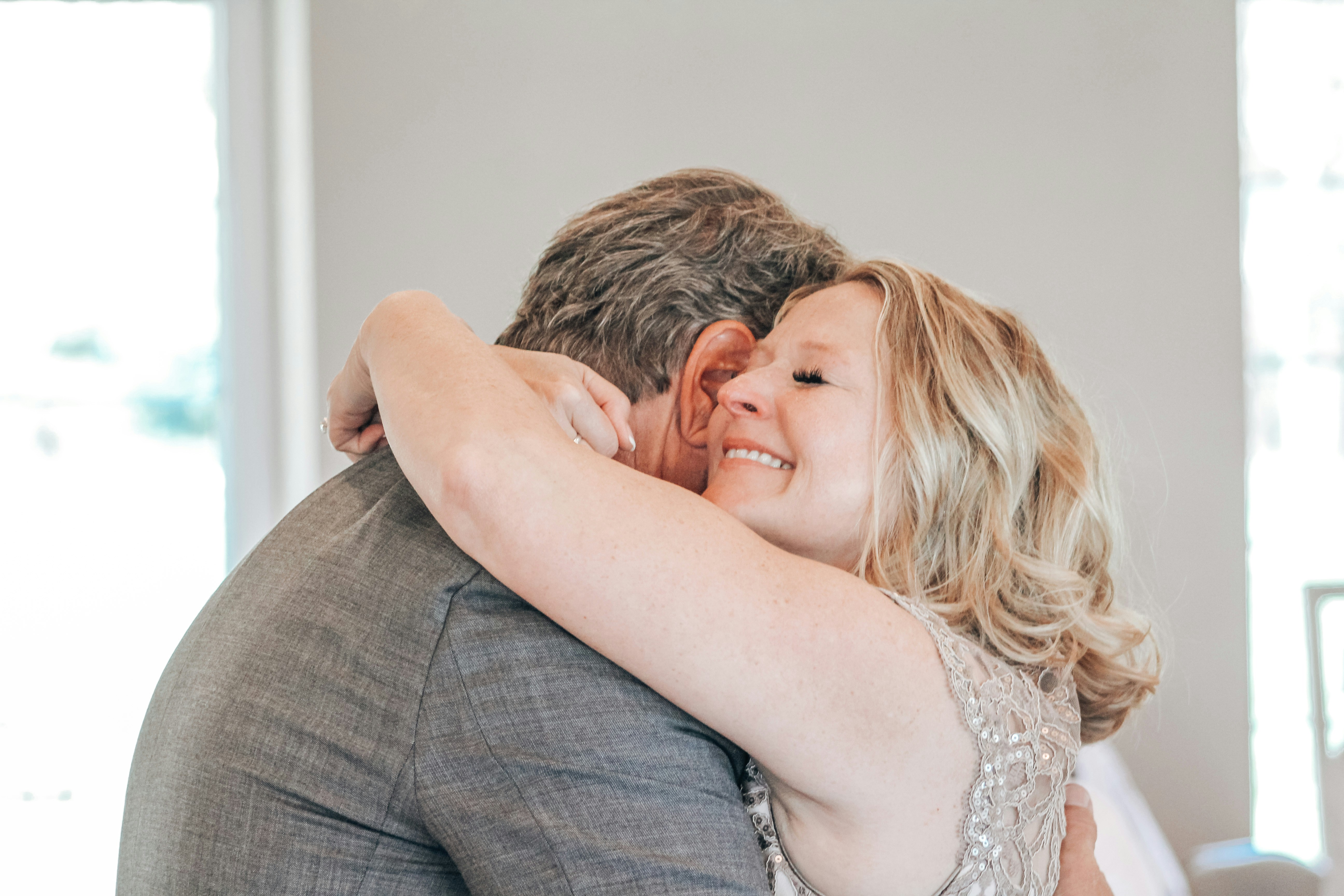 Un père et sa fille se serrent dans les bras | Source : Unsplash