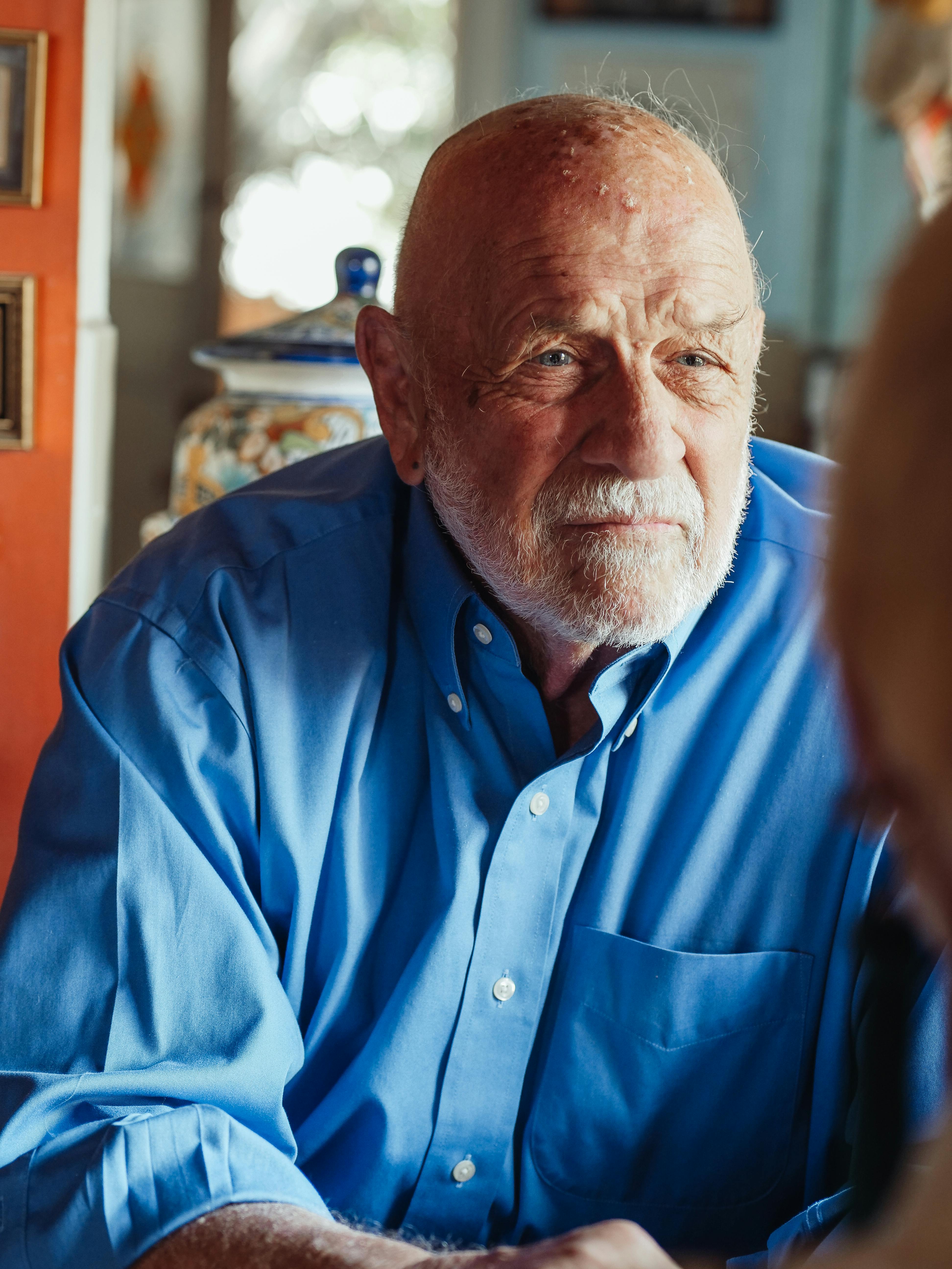 Un homme en pleine discussion | Source : Pexels