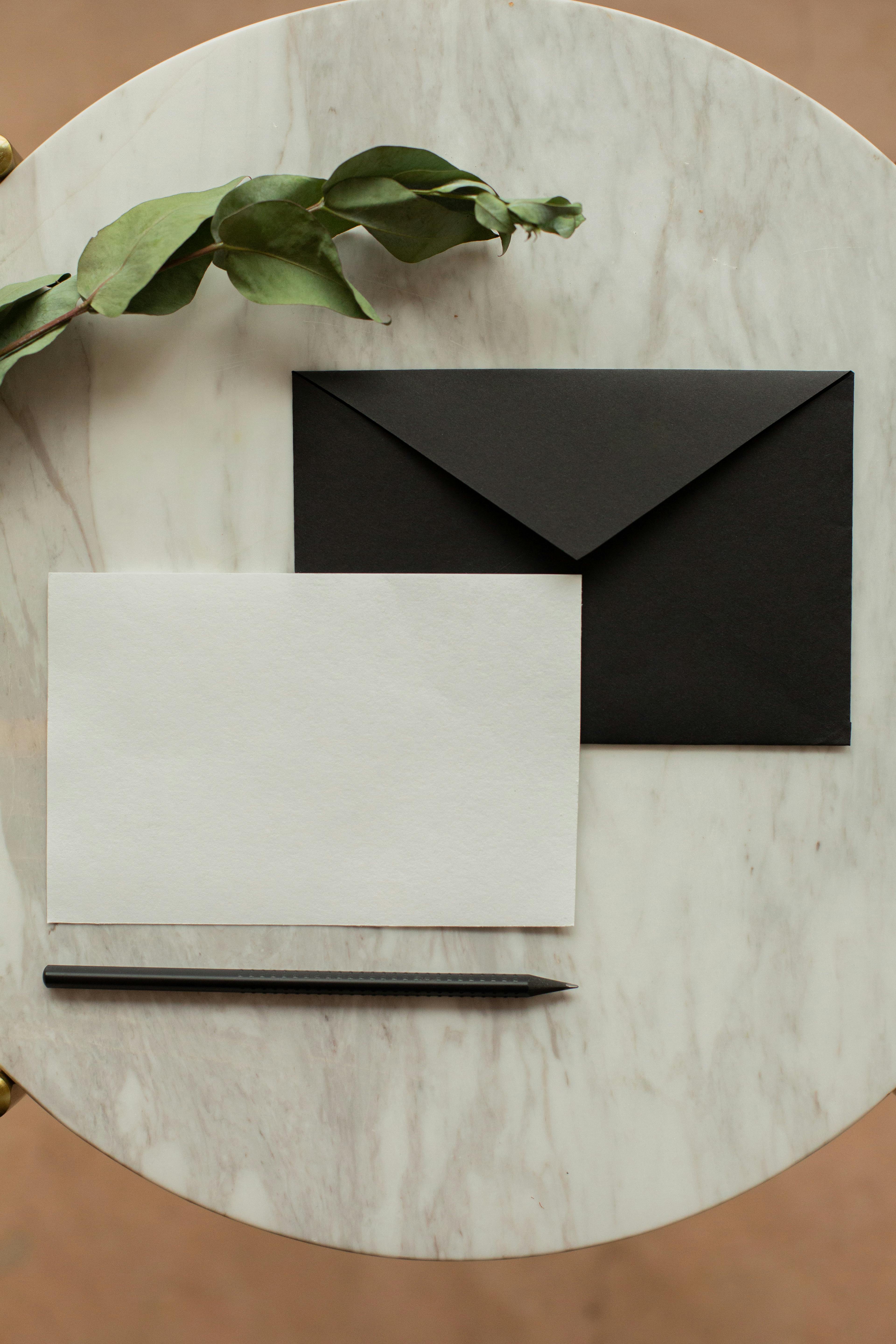 Une enveloppe sur une table | Source : Pexels
