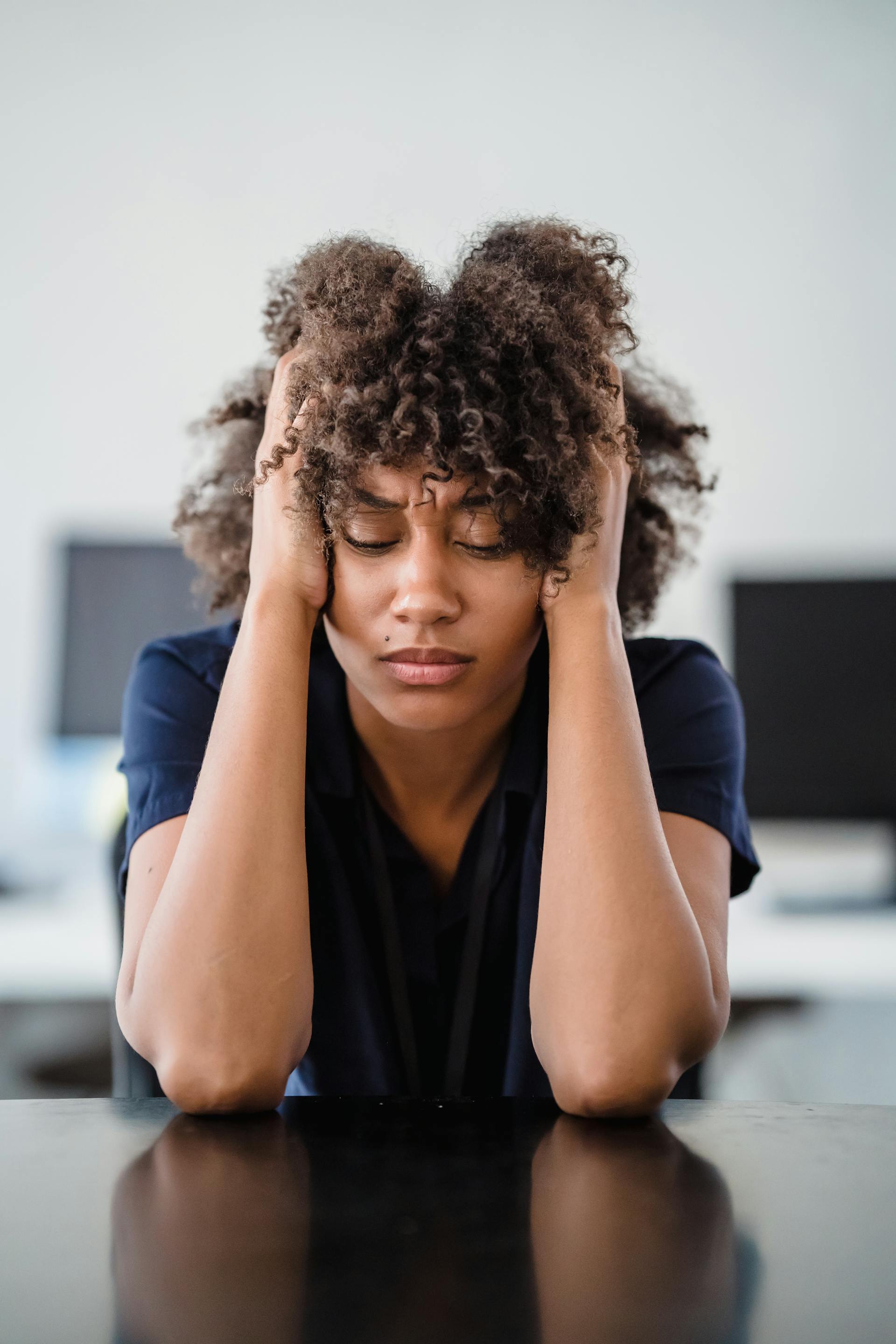 Une femme avec la tête dans les mains | Source : Pexels