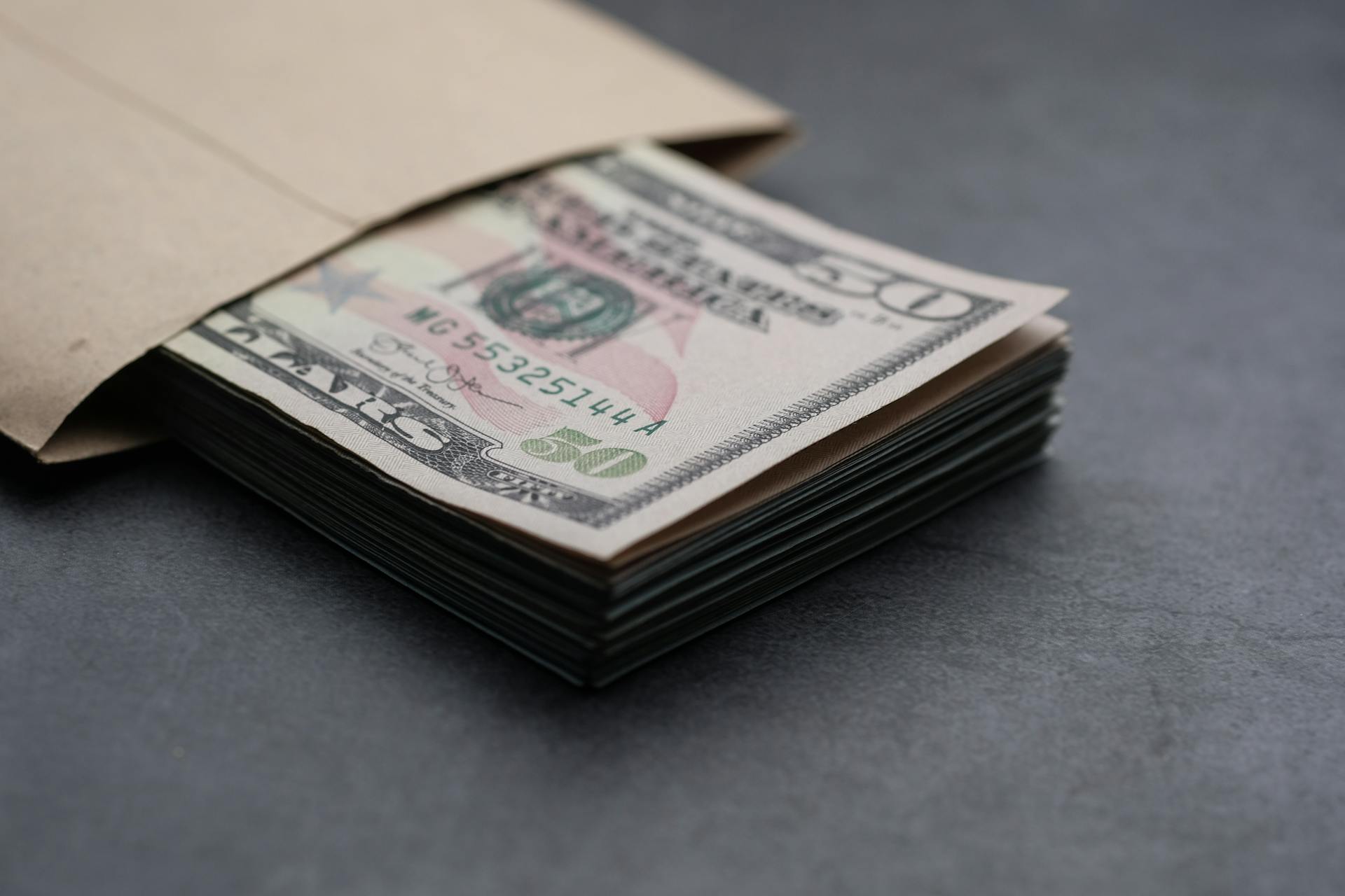 « Une pile de billets de banque dans une enveloppe | Source : Pexels »