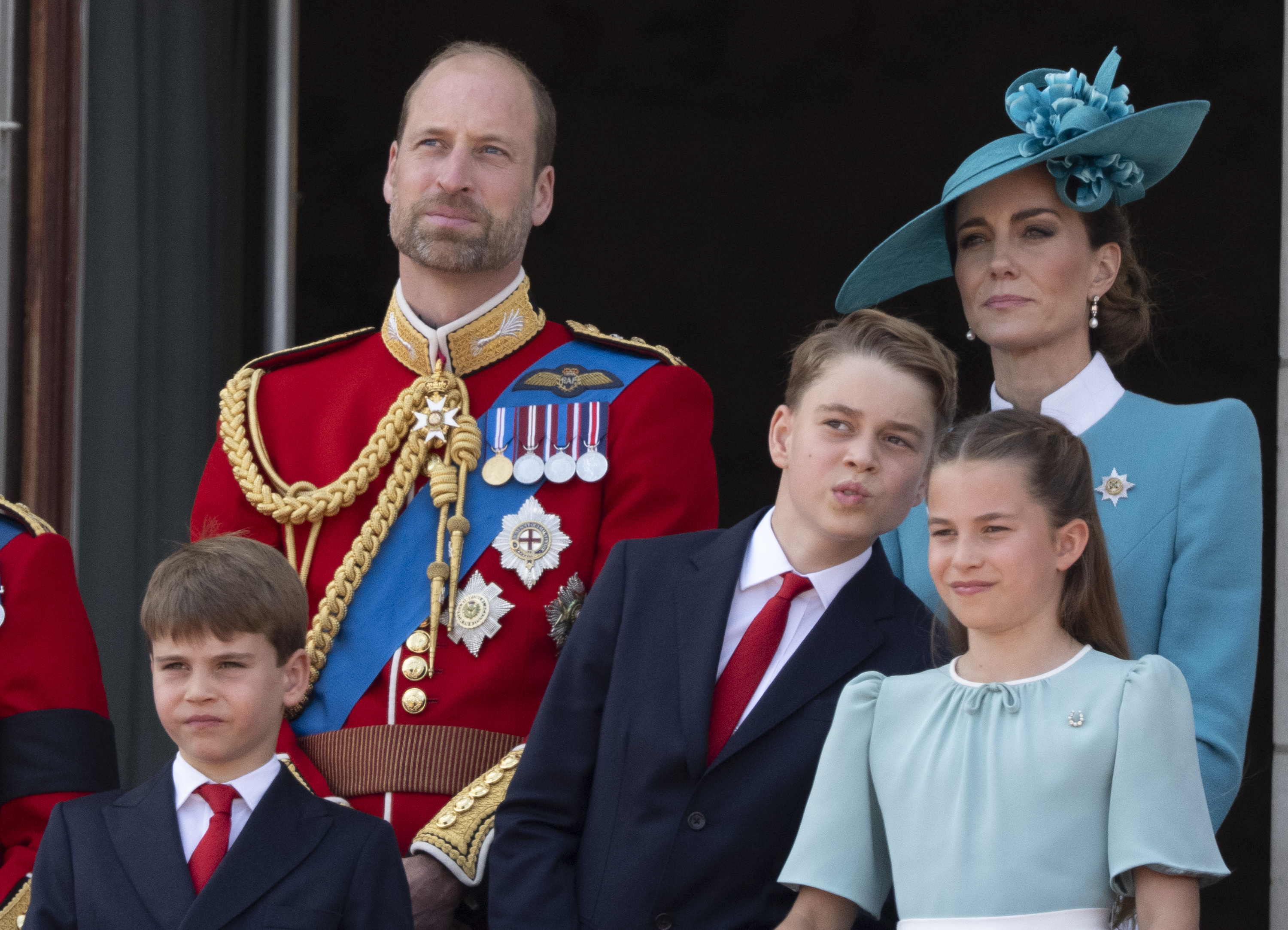 Le prince William et la princesse Catherine avec la princesse Charlotte, le prince George et le prince Louis de Galles à Londres, Angleterre | Source : Getty Images
