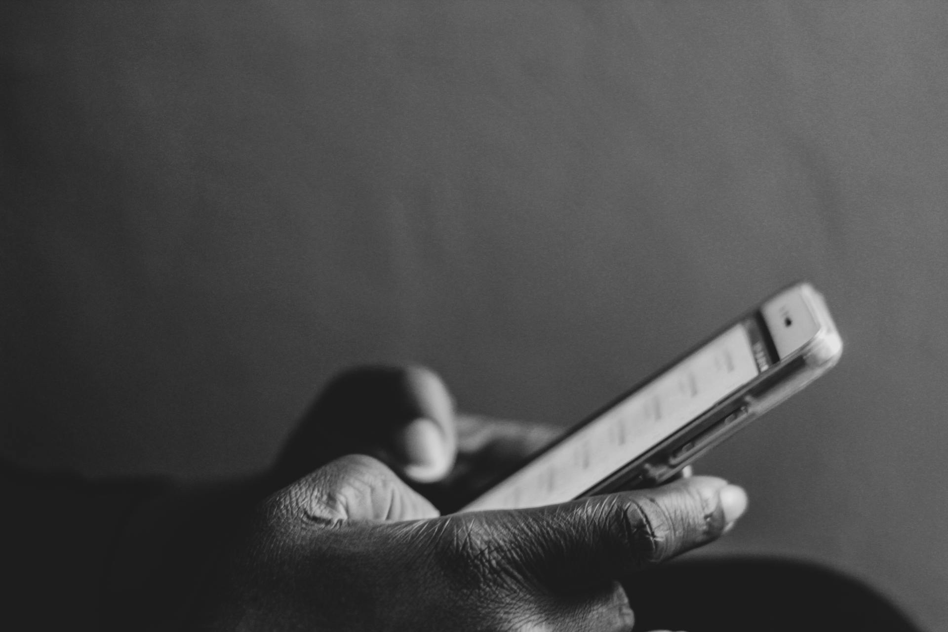 Une personne utilisant son téléphone portable | Source : Pexels
