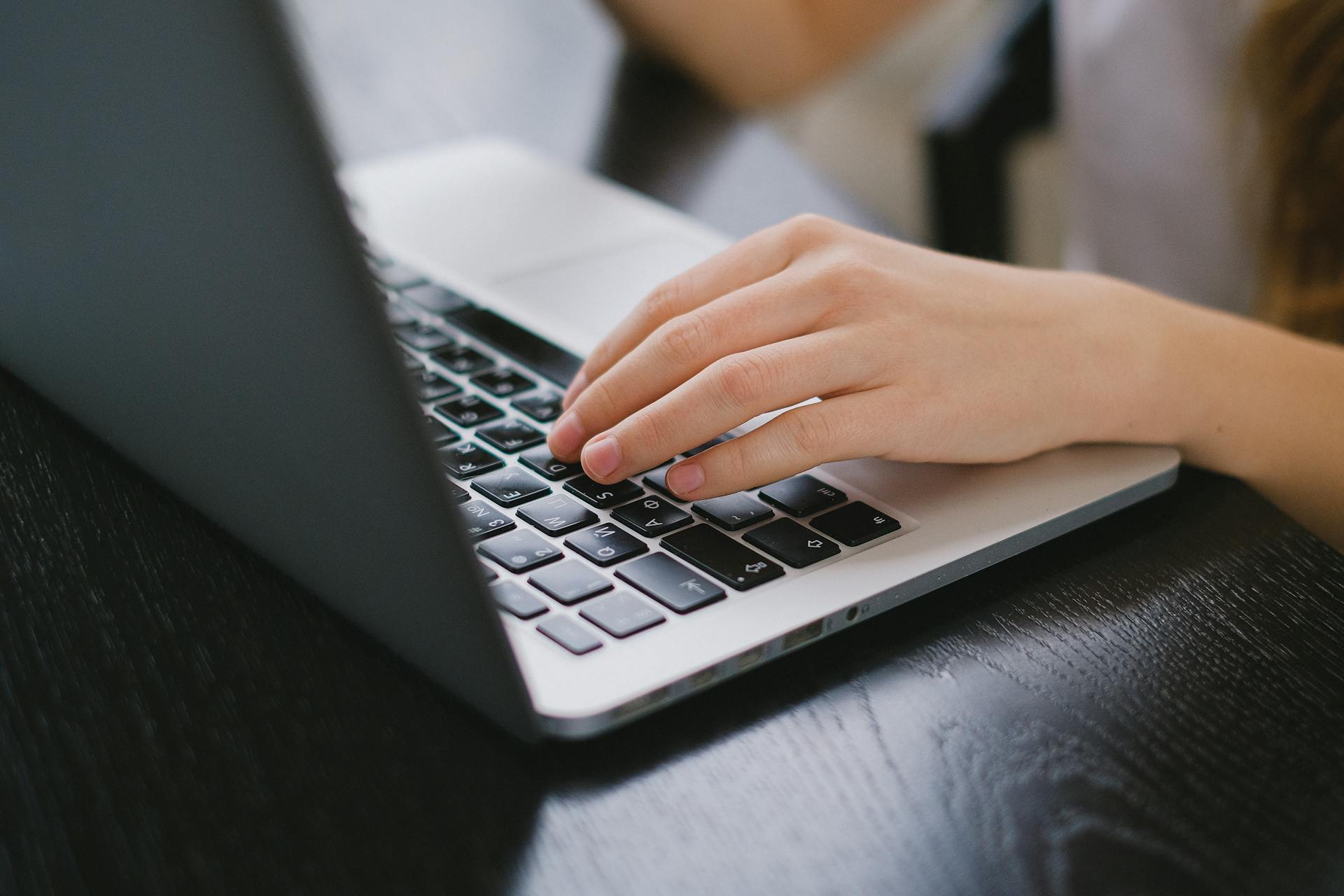 Une personne utilisant un ordinateur portable | Source : Pexels