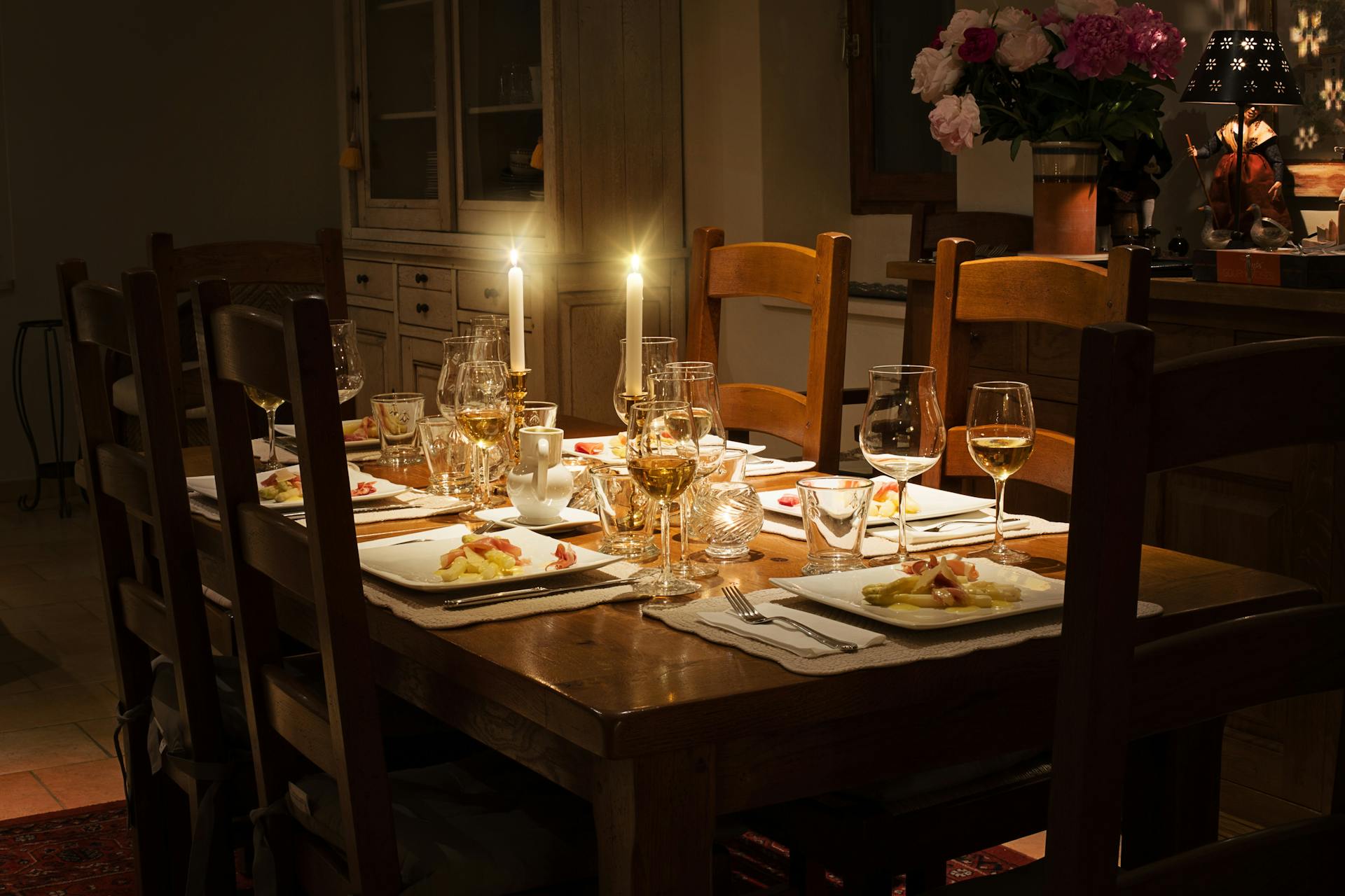 Une table à manger avec de la nourriture servie | Source : Pexels