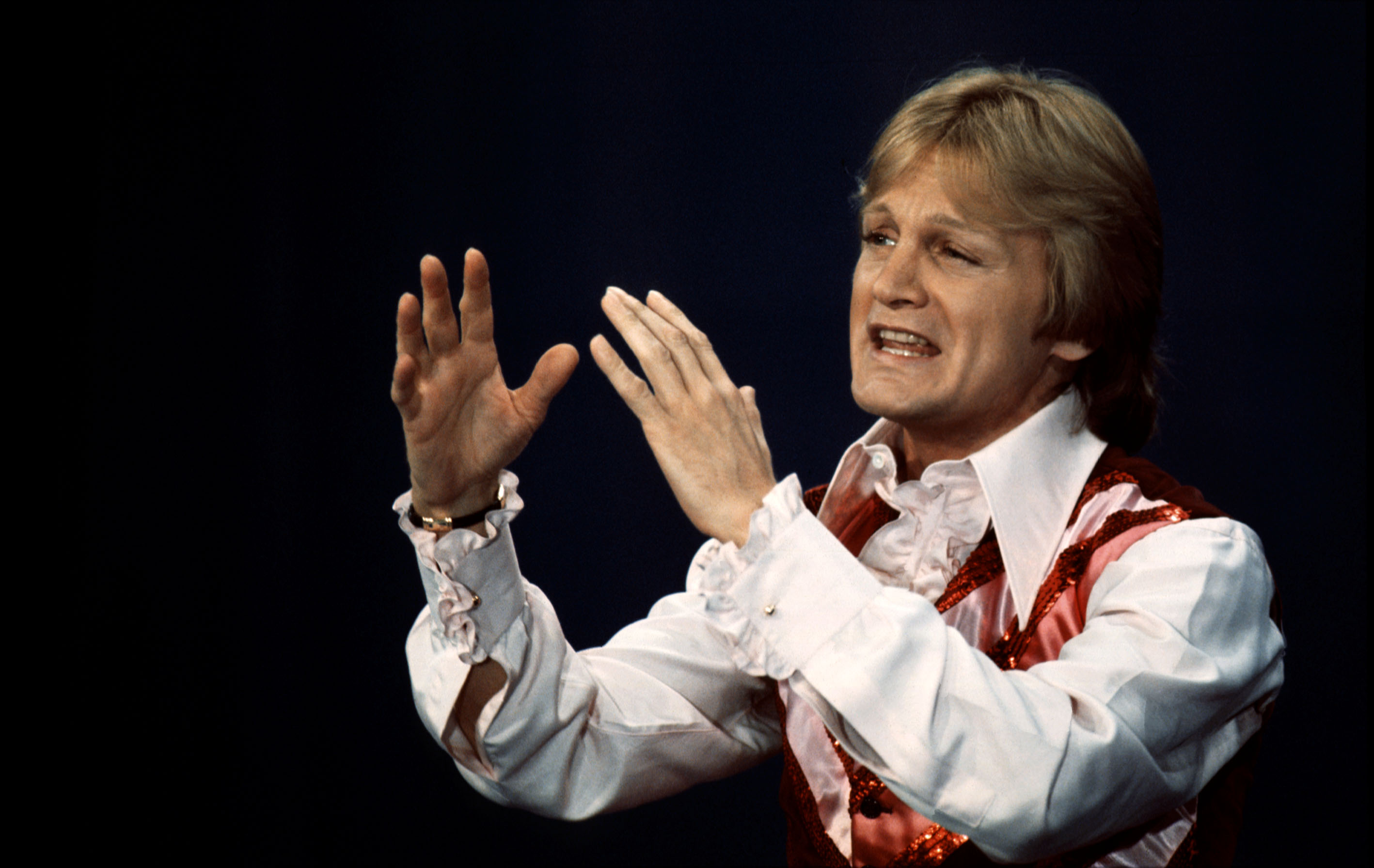 Claude François dans les studios TSR 1976 I Source : Getty Images