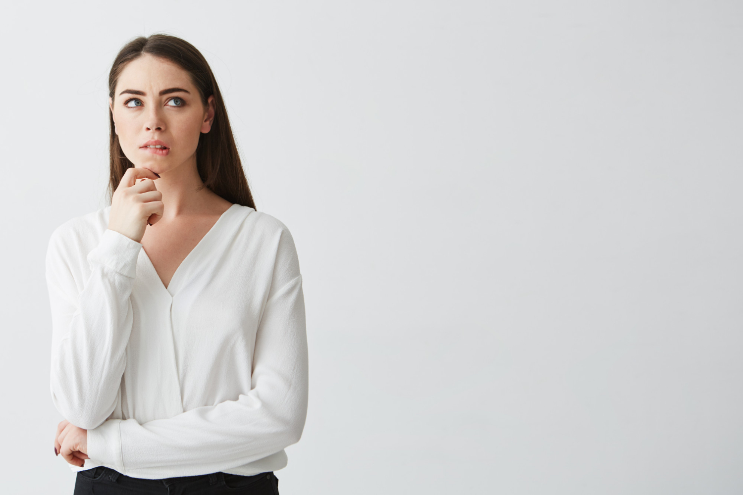 Une femme perdue dans ses pensées | Source : Freepik
