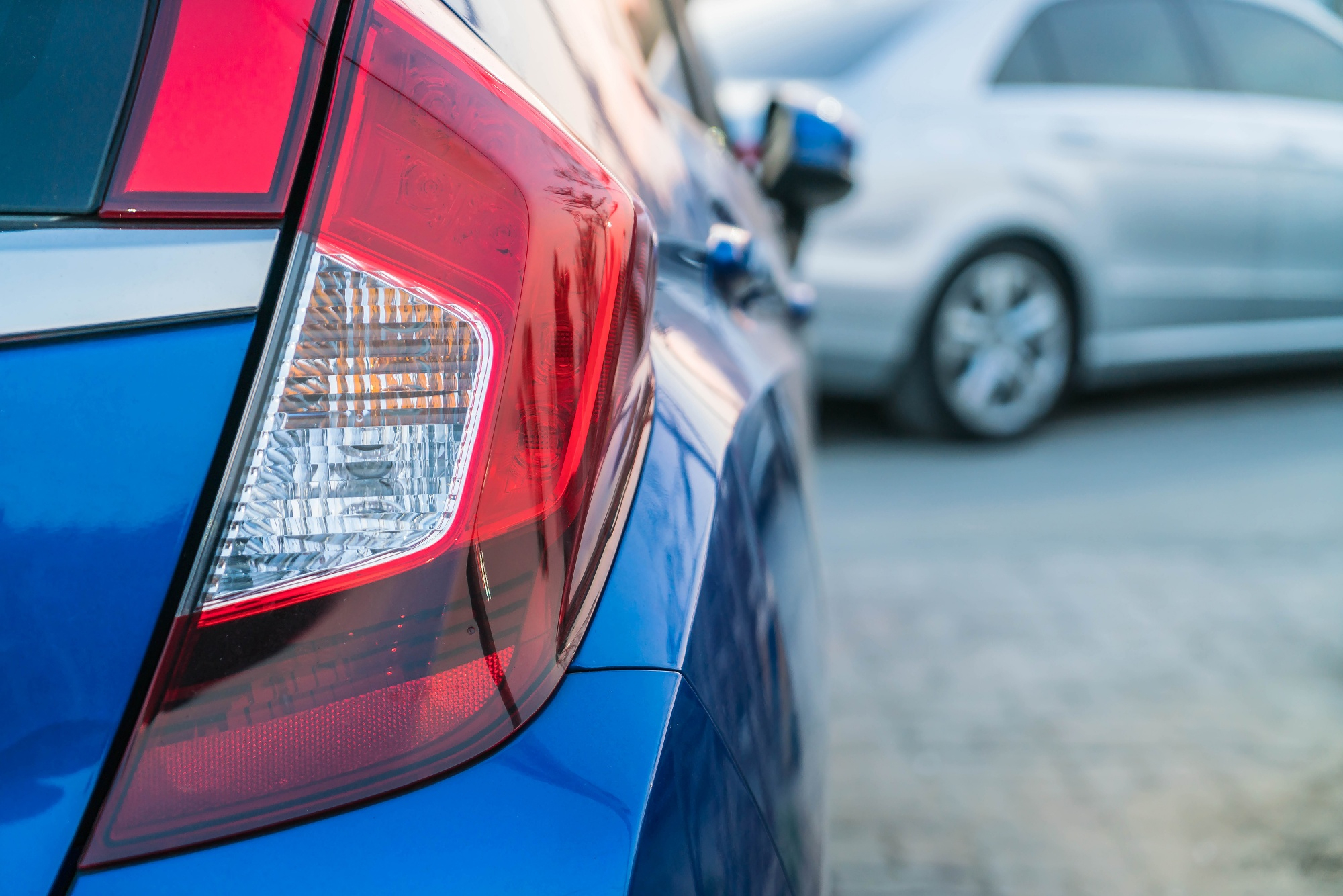 Gros plan sur le feu arrière d'une voiture | Source : Freepik