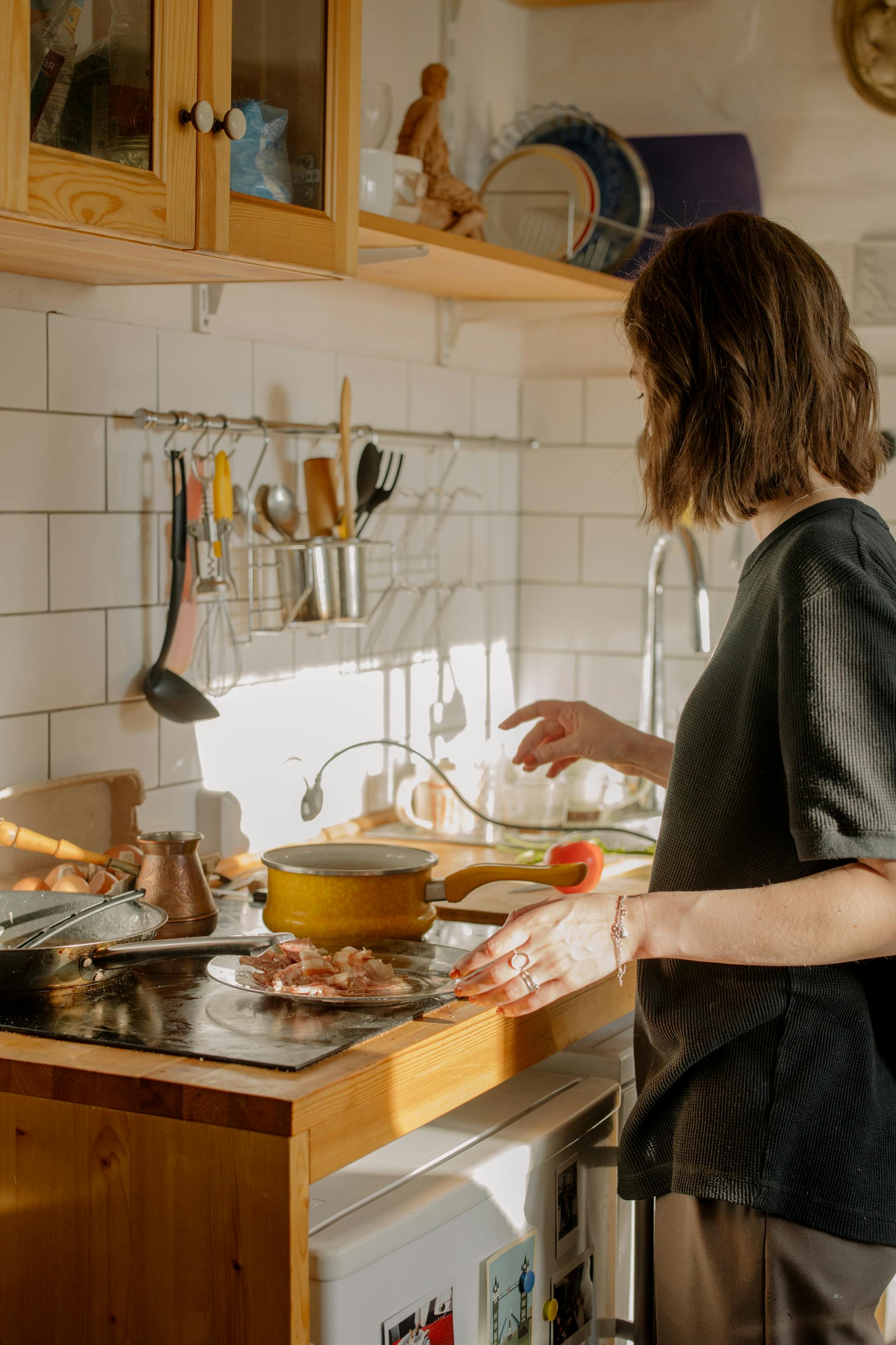 Une jeune femme en train de cuisiner | Source : Pexels