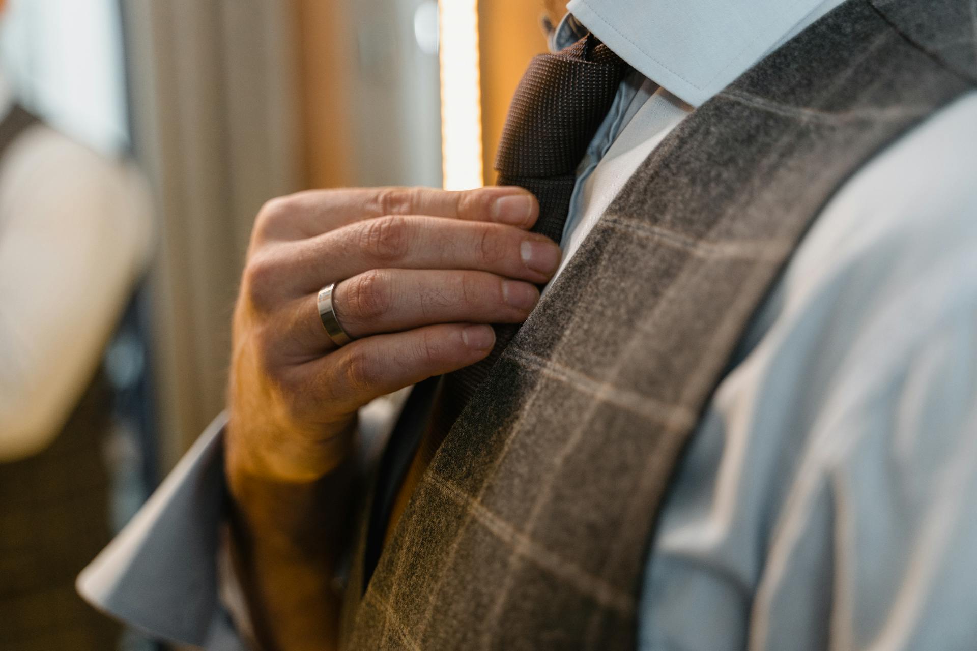 Un homme qui ajuste sa cravate | Source : Pexels