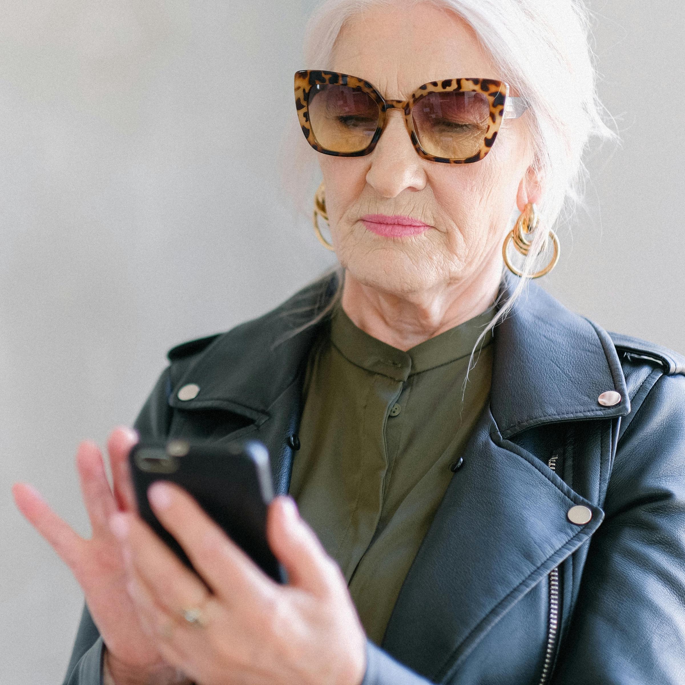 Une femme âgée passant un appel sur son téléphone portable | Source : Midjourney