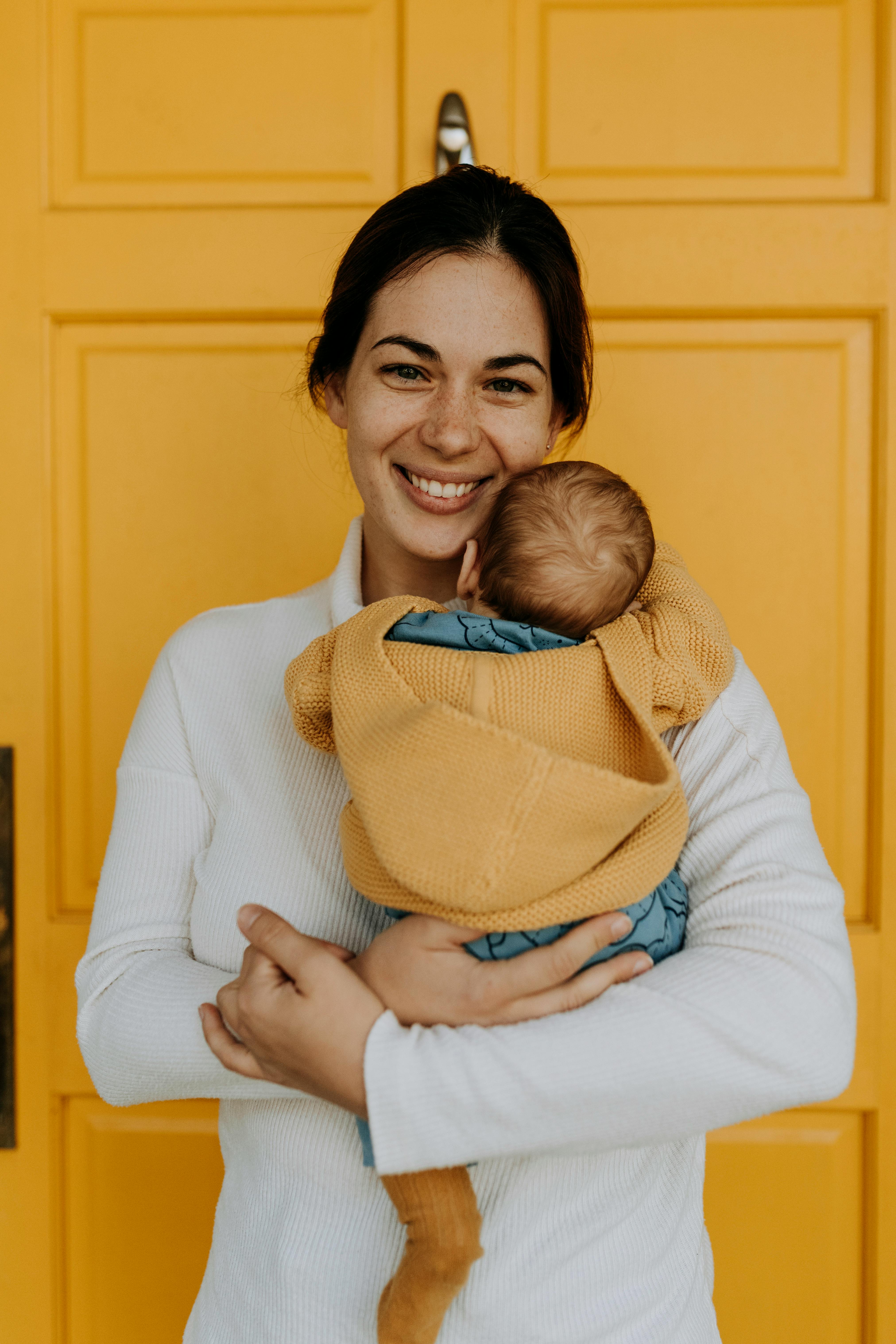 Une mère tenant son enfant | Source : Pexels