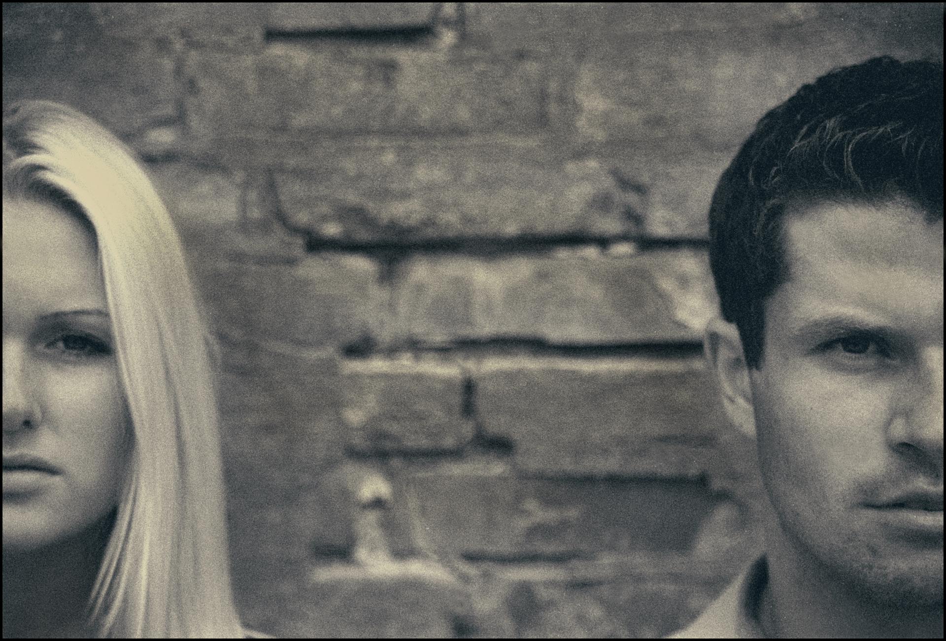 Un couple qui se tient à l'écart | Source : Pexels