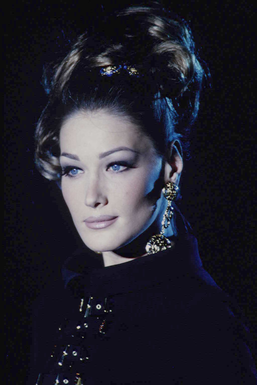 Carla Bruni assiste au défilé de la collection haute couture printemps-été à Paris, le 26 janvier 1992. | Source : Getty Images