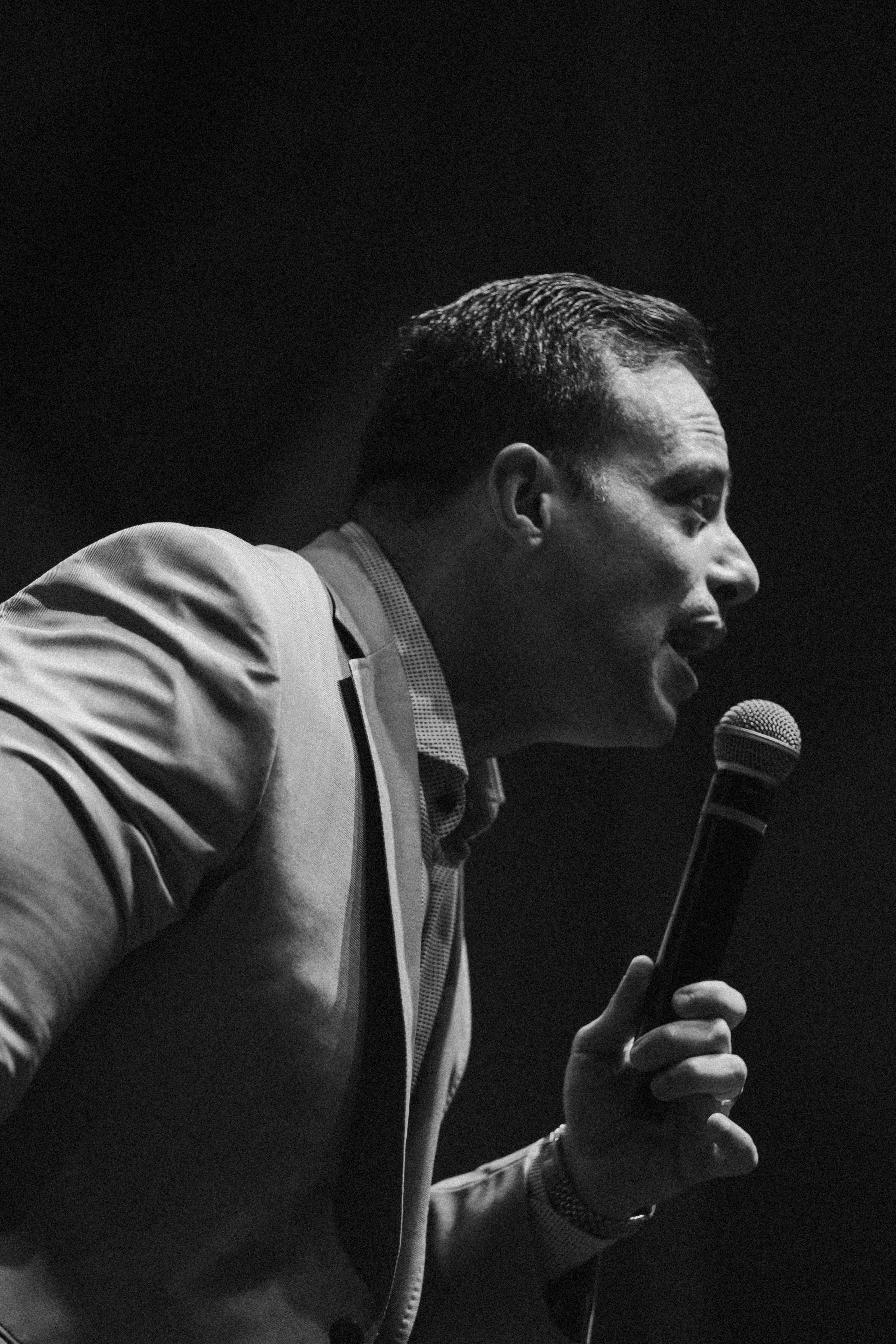 Un homme parlant à travers un microphone | Source : Pexels