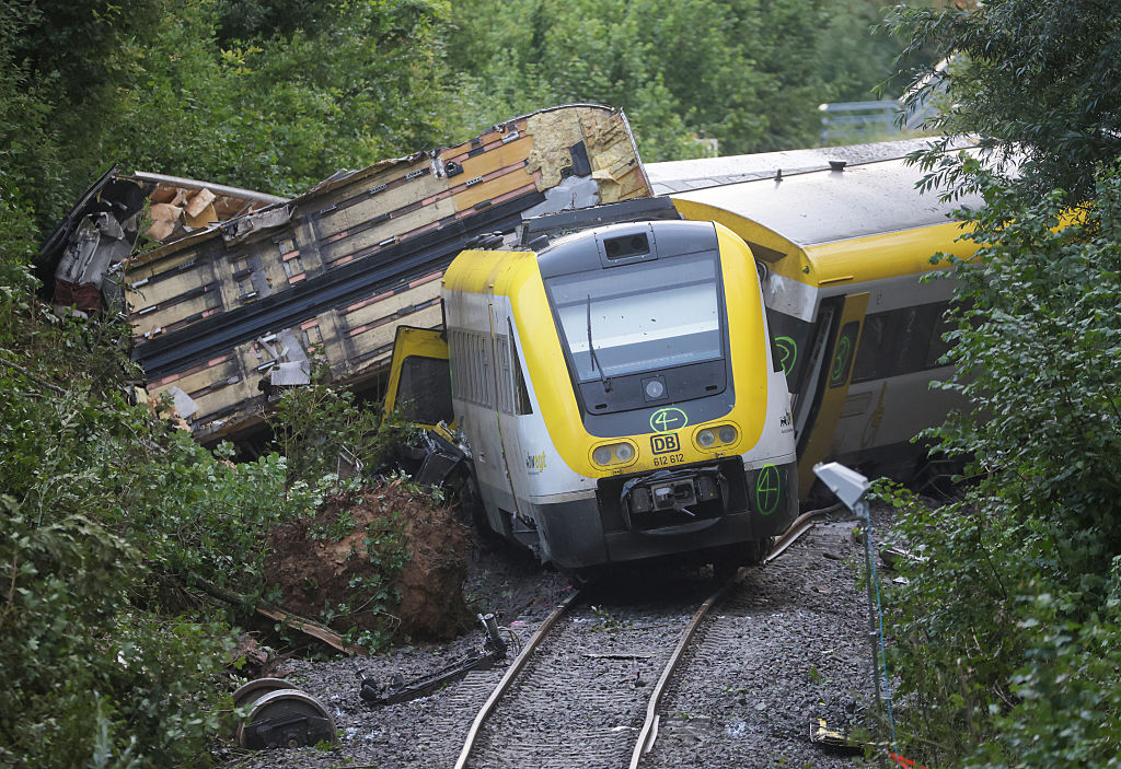 Le train express régional RE55 est immobilisé à côté des voies. | Source : Getty Images