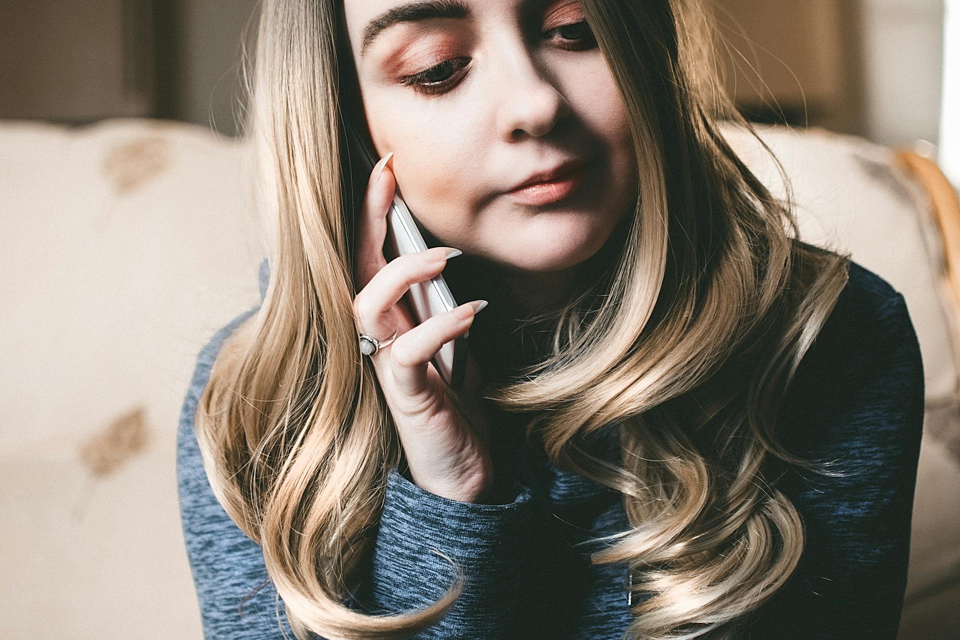 Une femme qui parle dans son téléphone portable | Source : Pexels