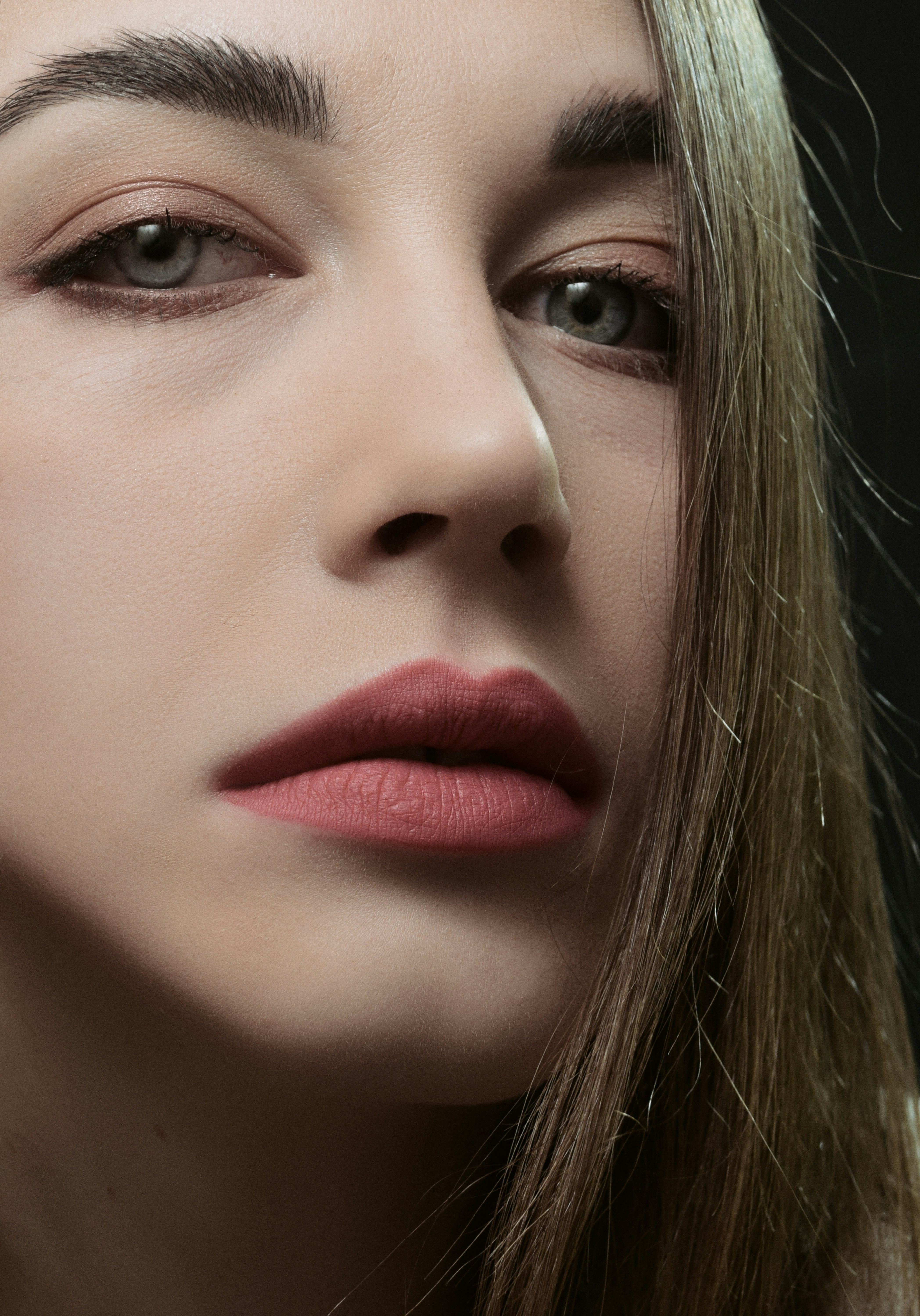Gros plan d'une fille maquillée | Source : Unsplash