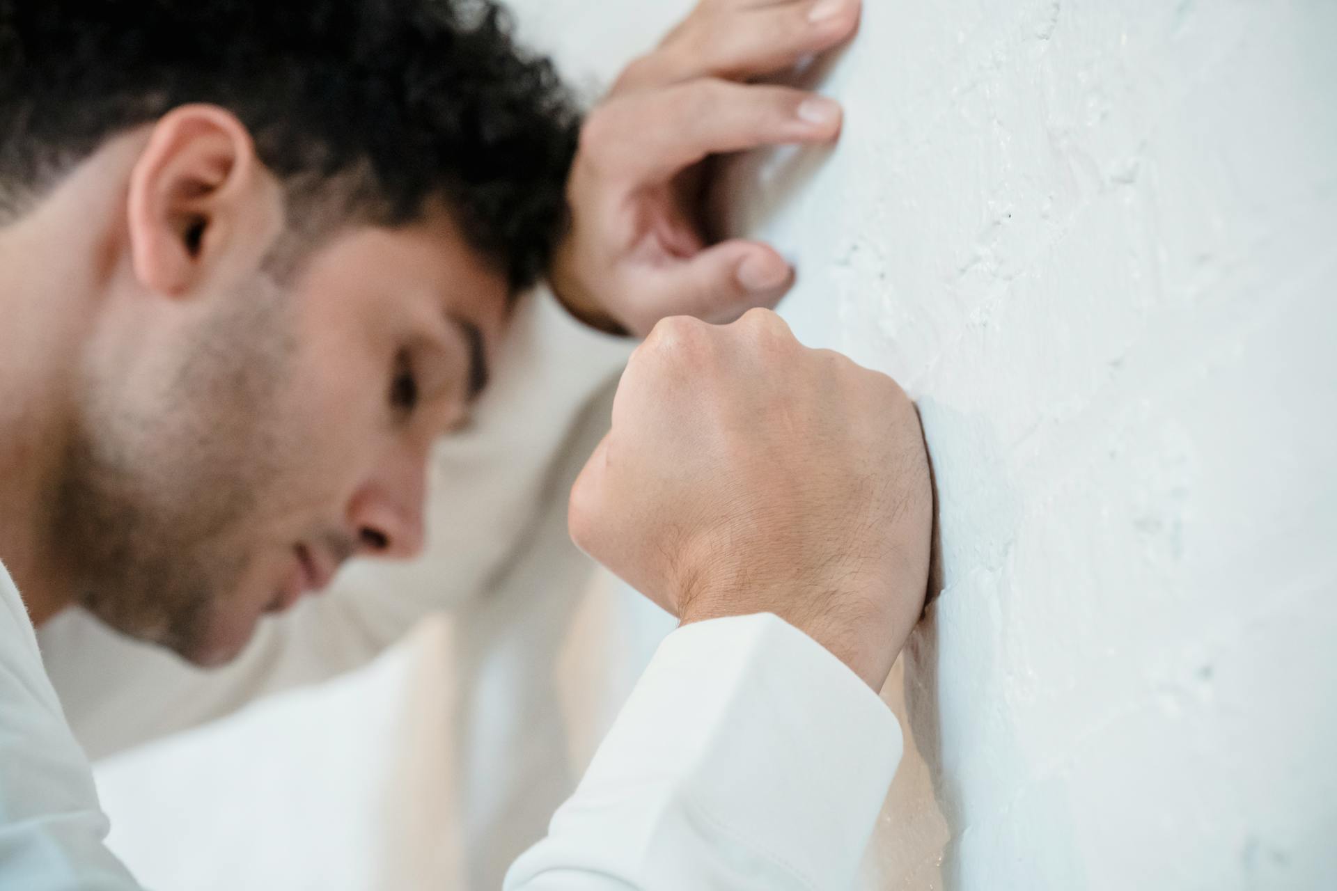 Un homme frustré s'appuyant sur le mur | Source : Pexels