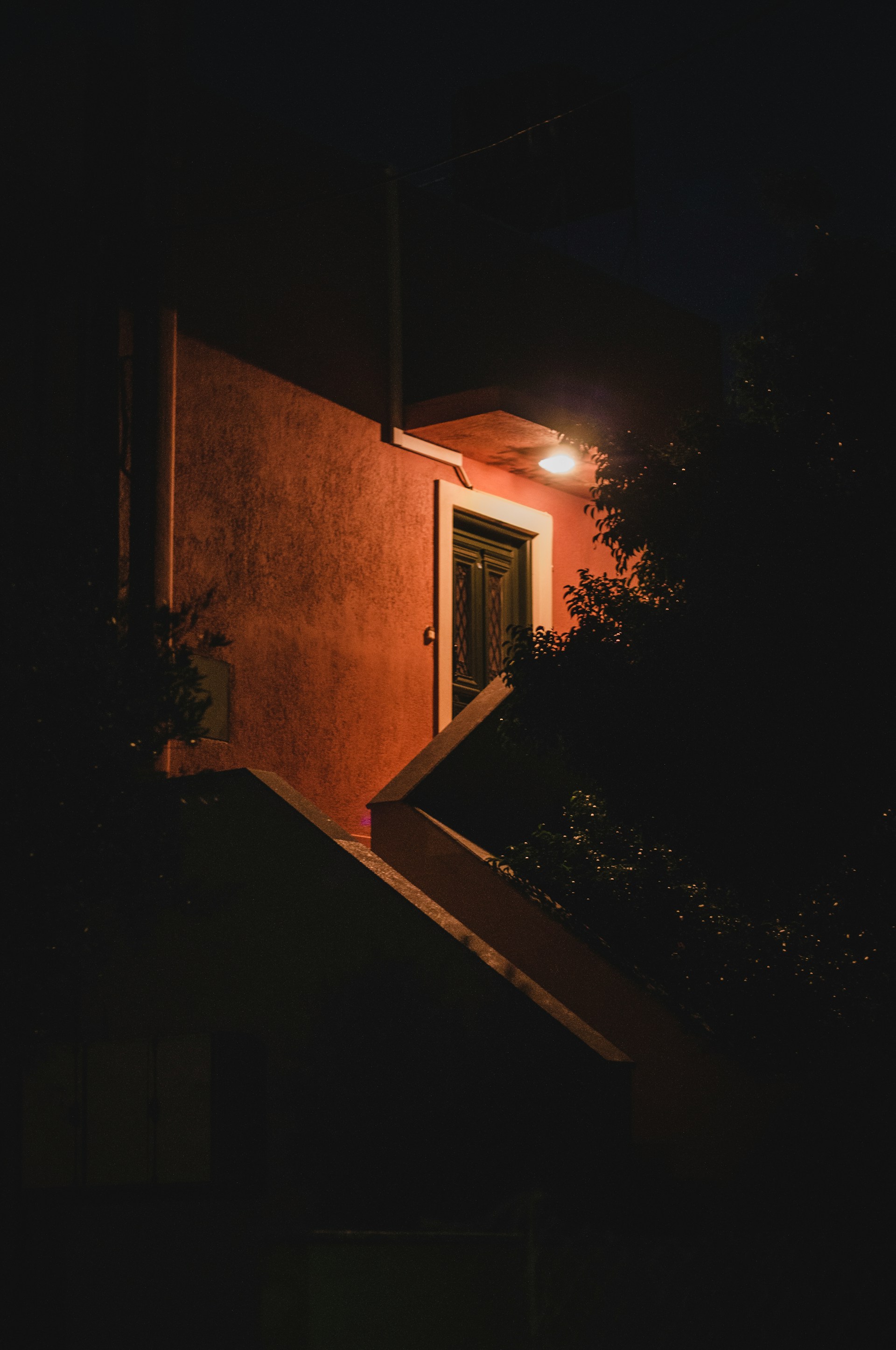 Photo de nuit d'un bâtiment avec une fenêtre | Source : Unsplash