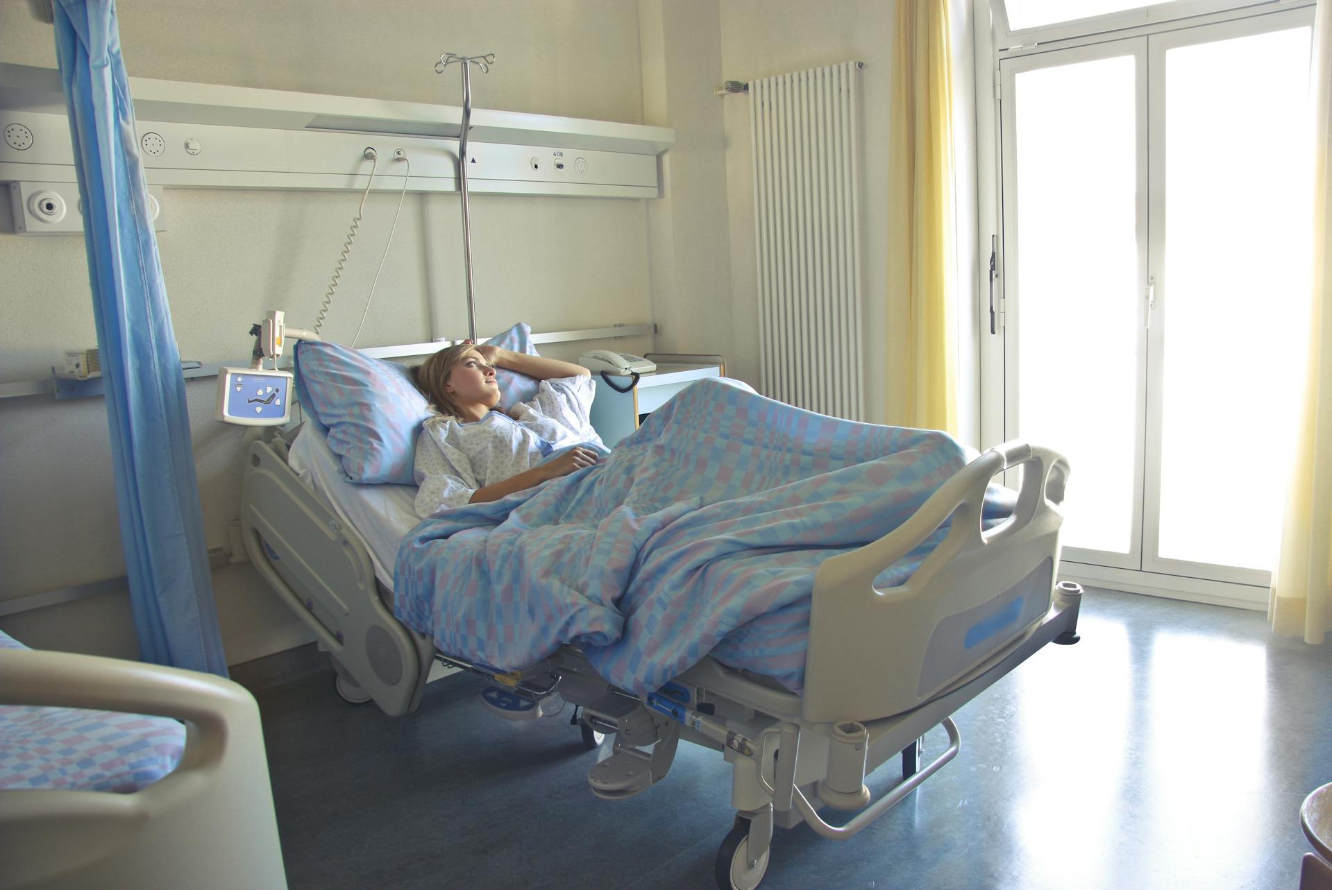 Une femme allongée dans une salle d'hôpital | Source : Pexels